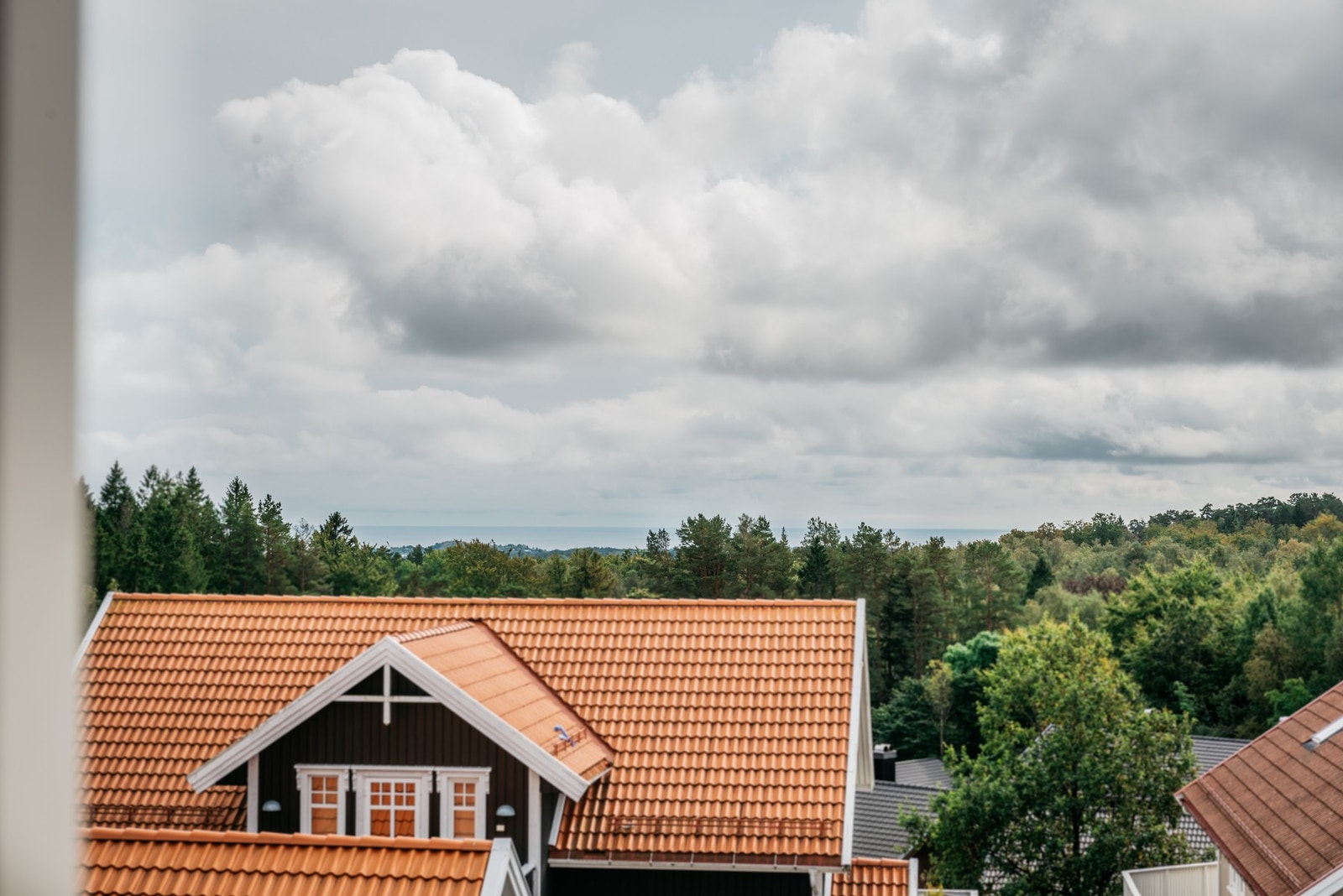 Man kan se sjøen i horrisonten. Man har også fin oversikt over nærområdet. Galleribilde