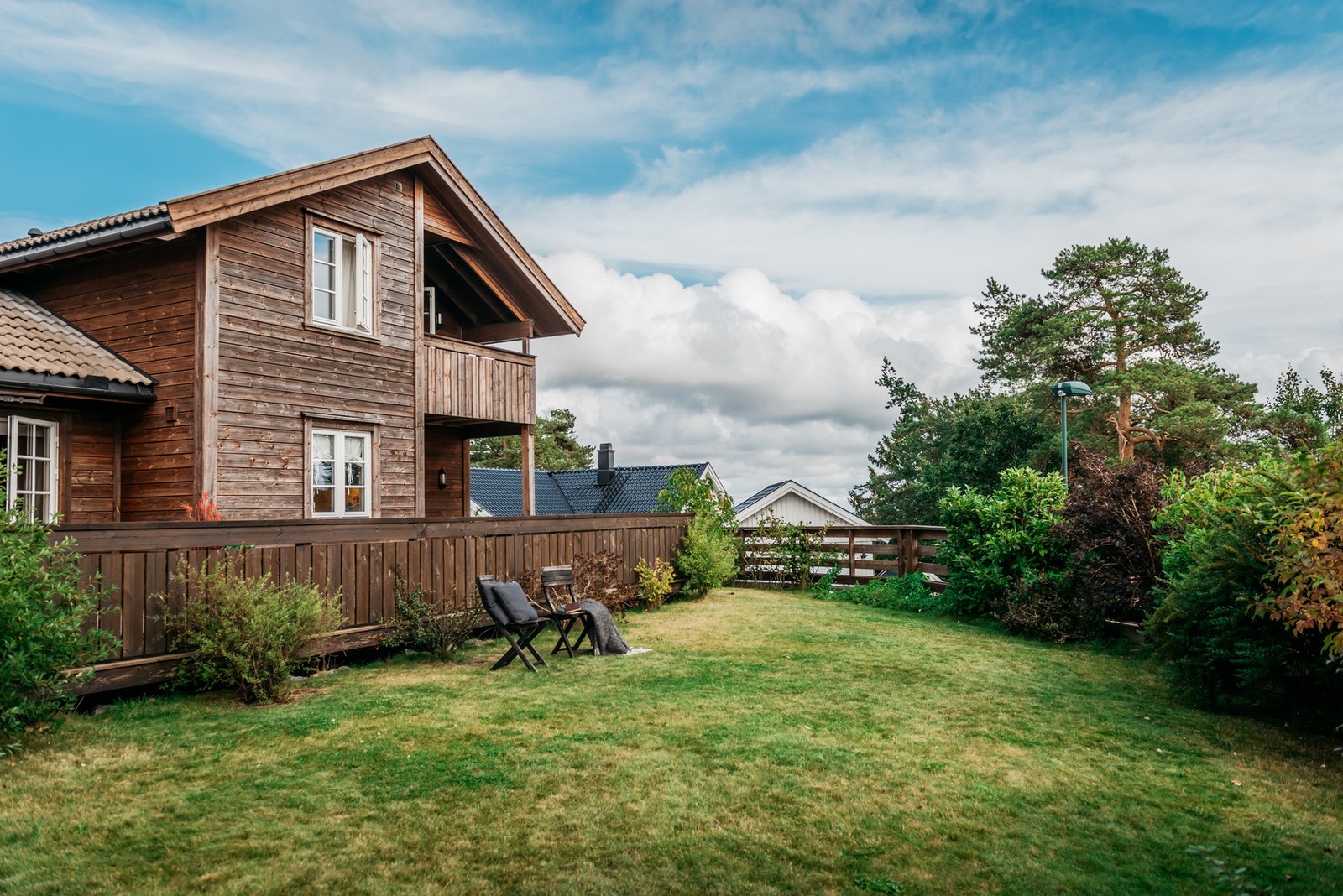 Det er solrik og godt skjermet hage/uteplasser. Galleribilde