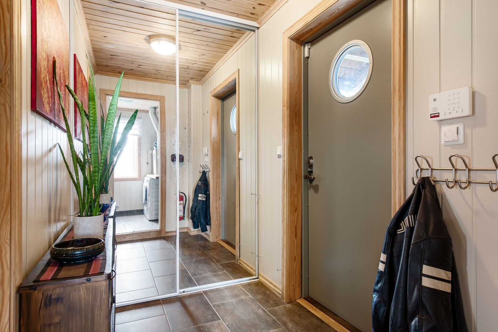 Entre med garderobe. Galleribilde