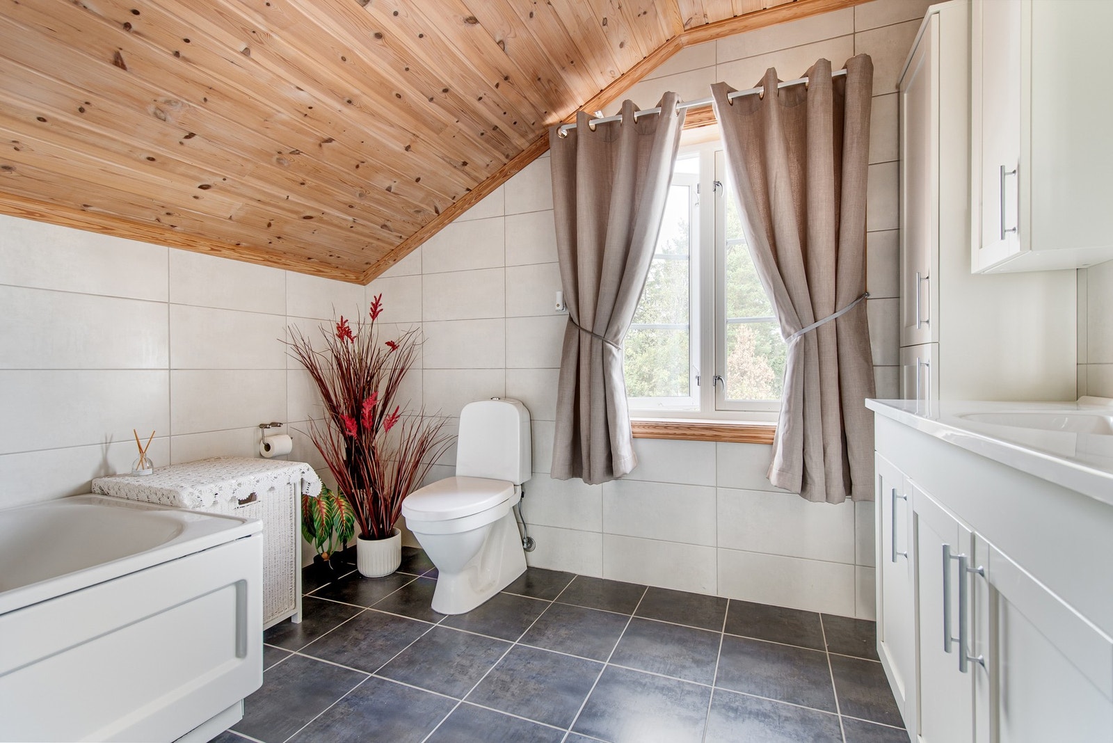 Badet er flislagt og med varmekabler. Galleribilde