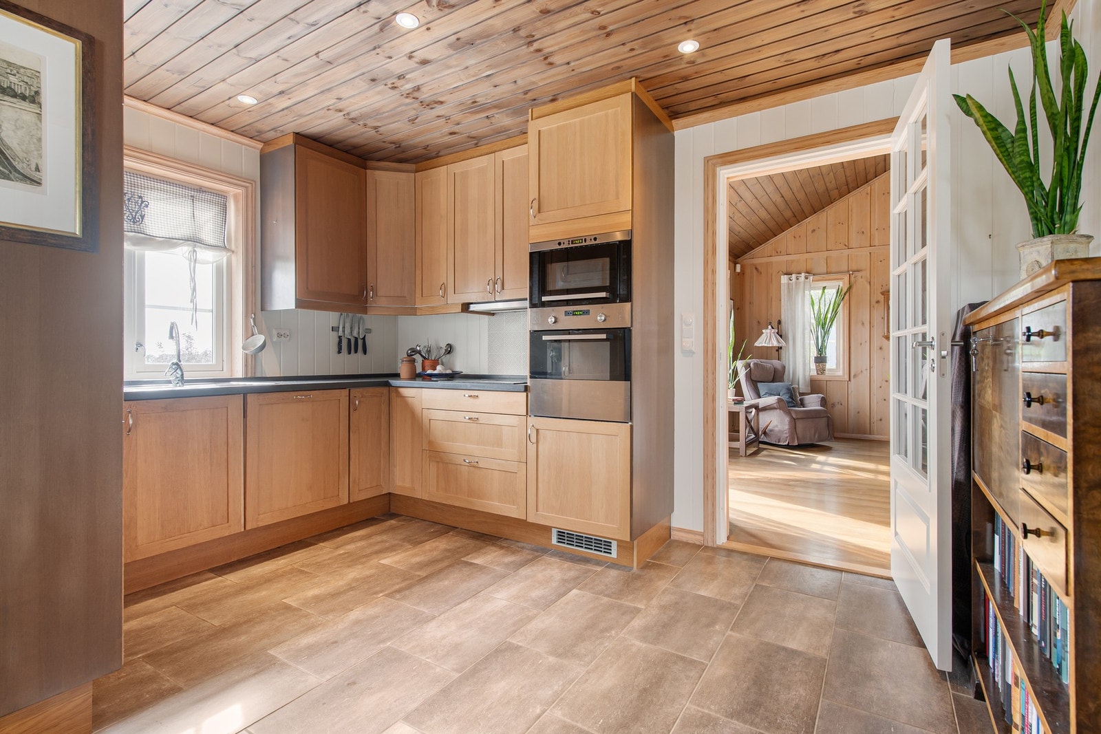 Flott kjøkken med gjennomført stil. Galleribilde