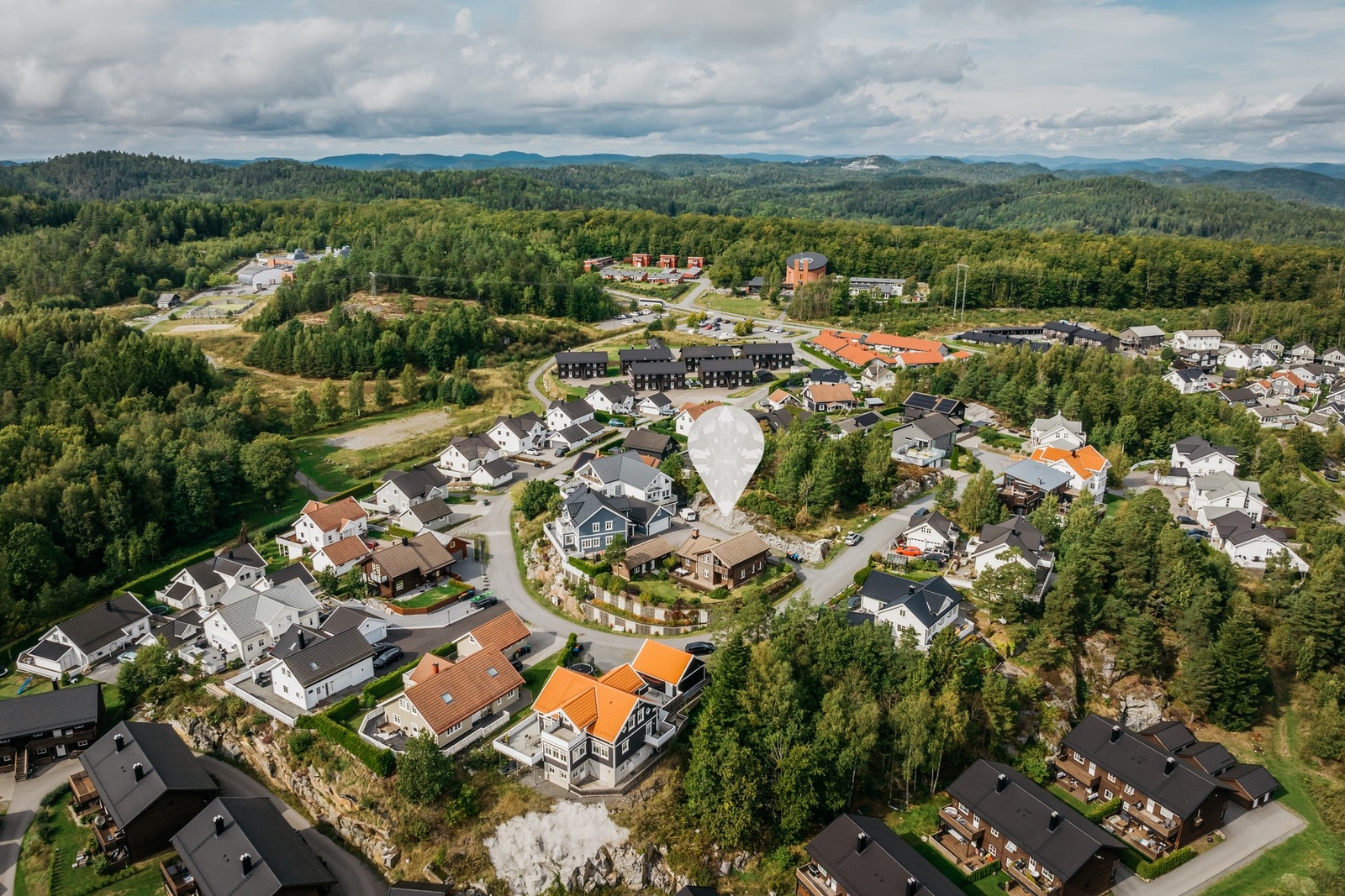 Eneboligen ligger blant mange nye og romslige boliger på det som er et nyere boligfelt på Ra. Kort vei til marka med fine turområder. Galleribilde