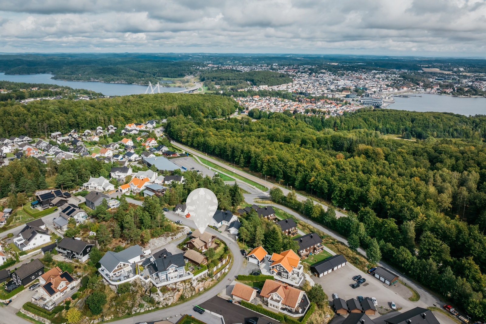 Eiendommen ligger ikke langt utenfor sentrum. Det er kort vei til butikker, skoler, barnehager m.m. Galleribilde