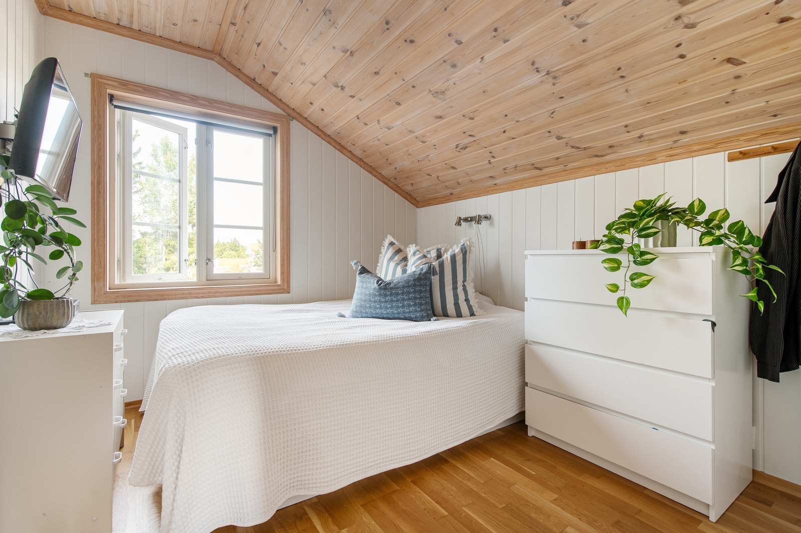 Det er 3 soverom i boligen. Alle ligger i 2.etg og fremstår med tilsvarende stil og god standard. Galleribilde