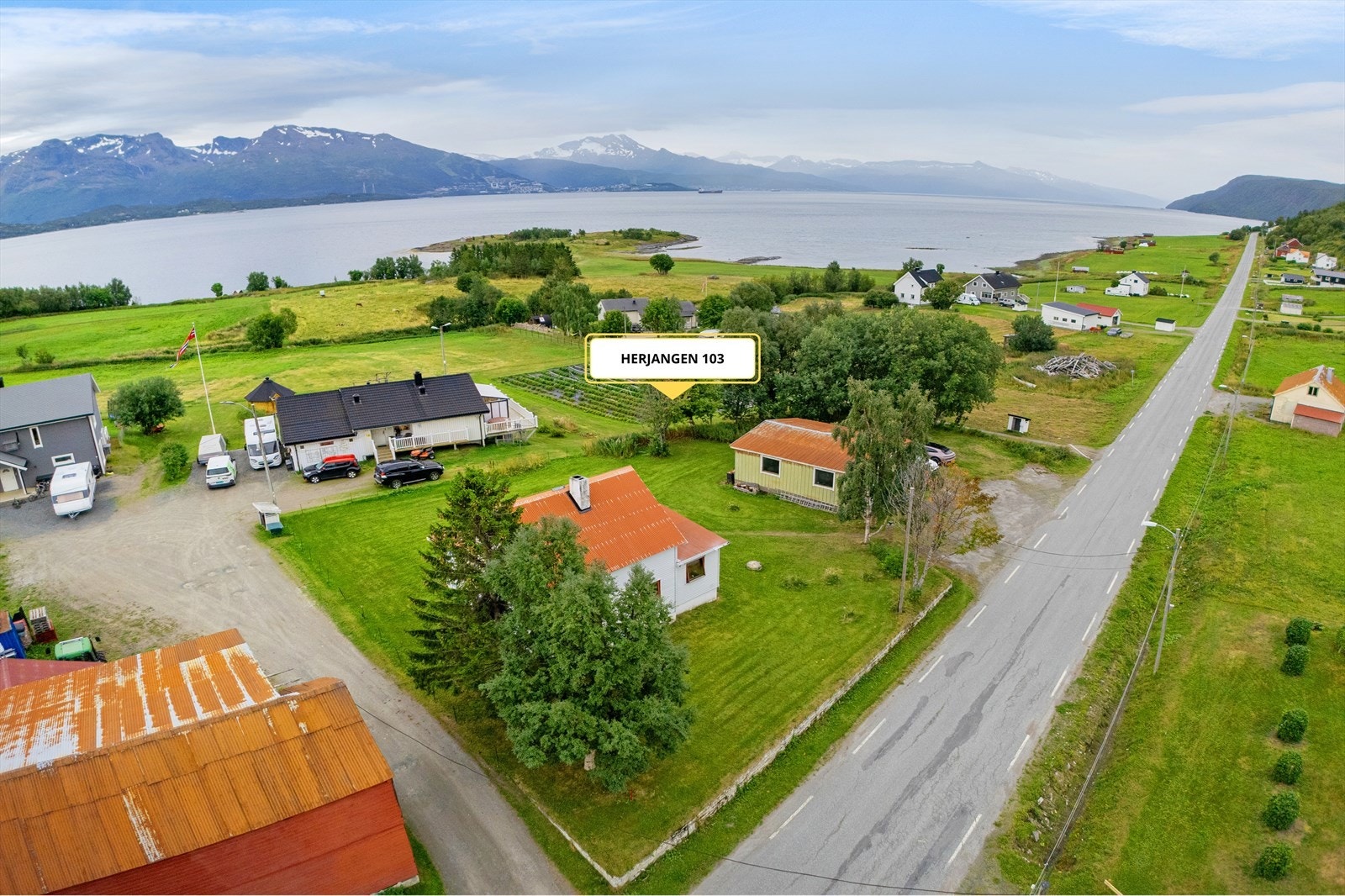 Herjangen er en liten bygd i Narvik kommune i Nordland, ca. 5 kilometer vest for Bjerkvik på nordsiden av fjorden Herjangen Galleribilde
