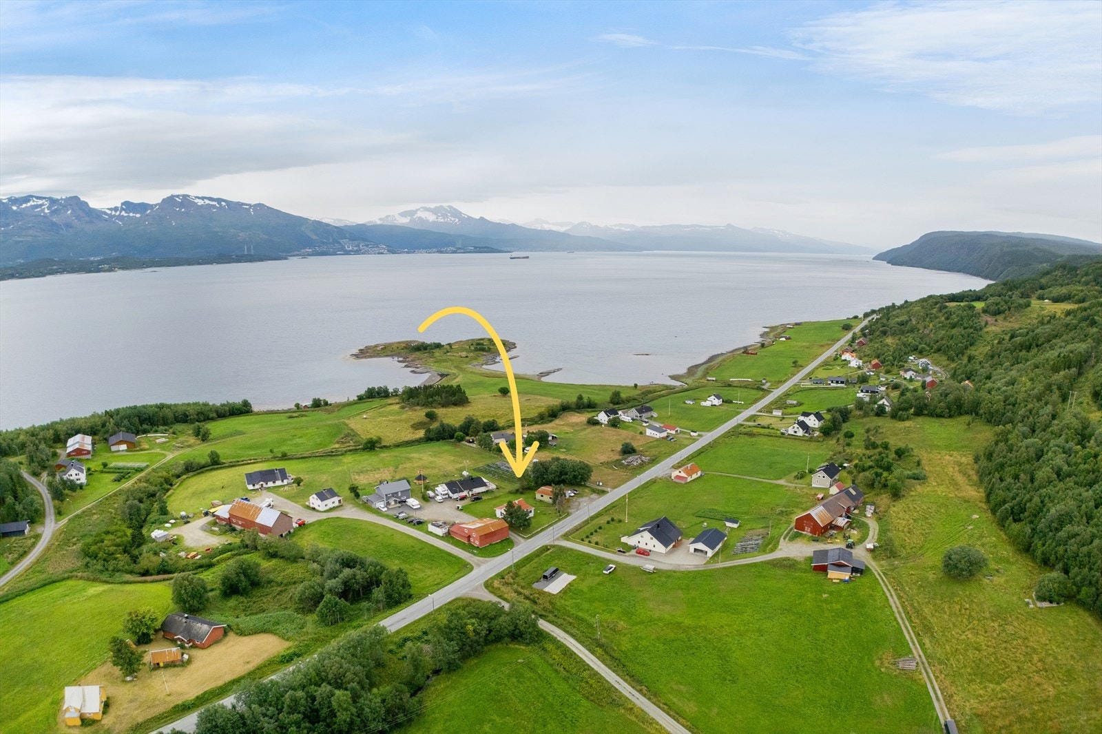 På tomten står det en enebolig og en garasje Galleribilde