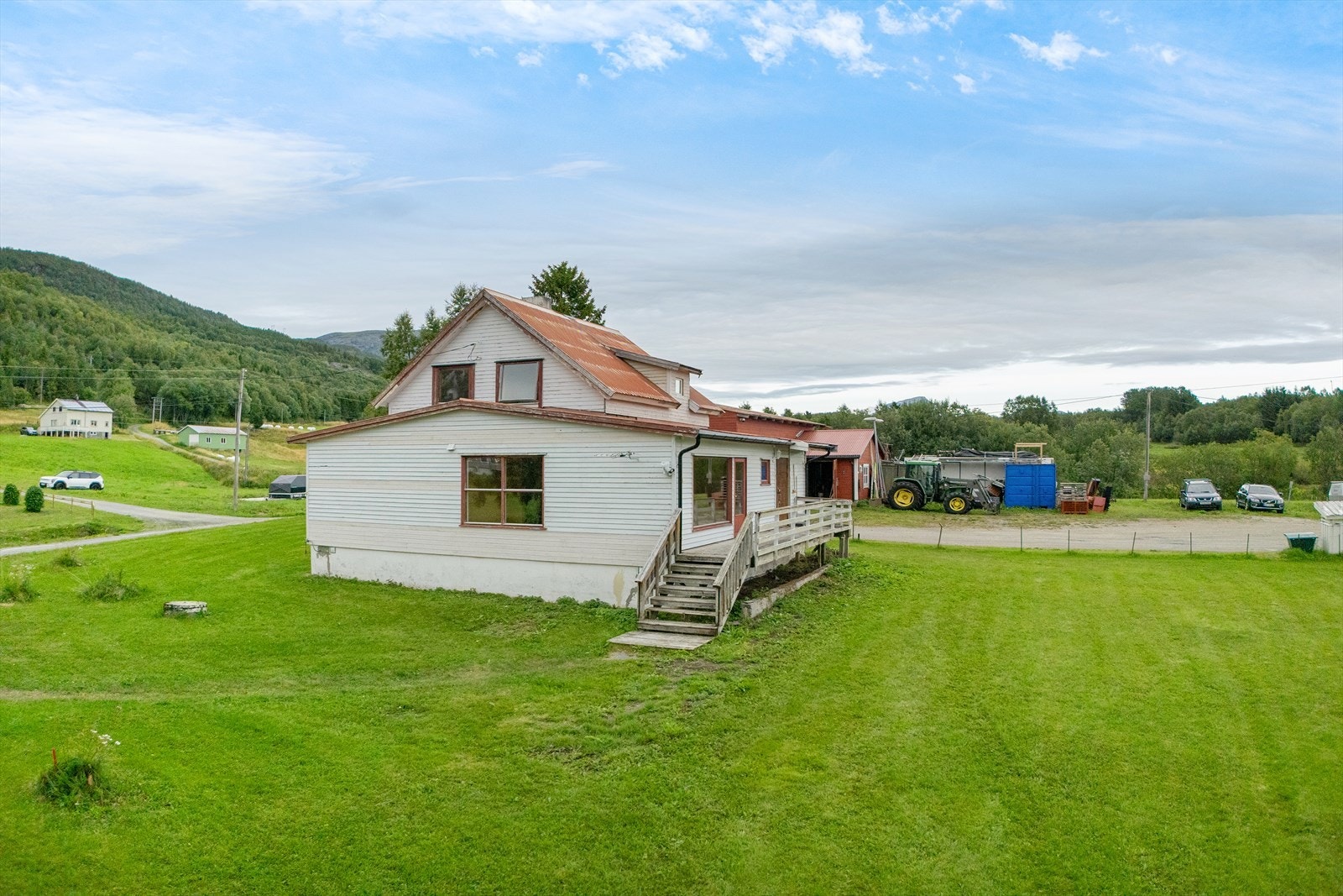 Eldre enebolig med potensial, omgitt av romslig tomt og landlige omgivelser Galleribilde