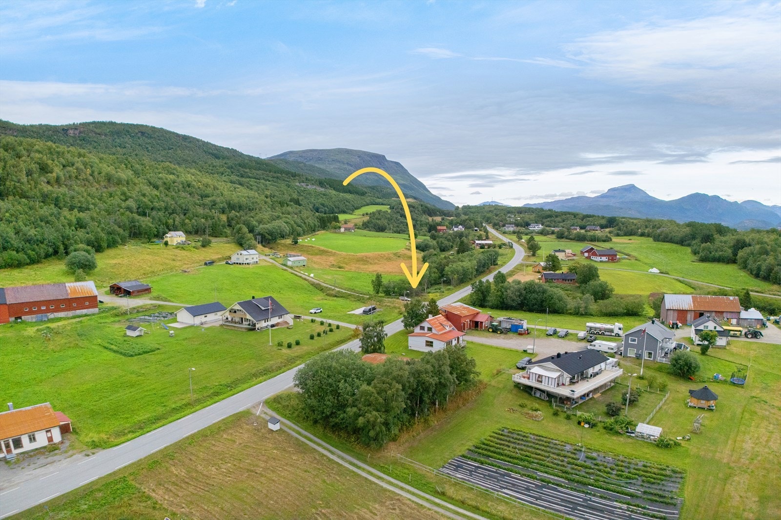 Luftfoto som viser eiendommens beliggenhet i et fredelig og naturskjønt område Galleribilde