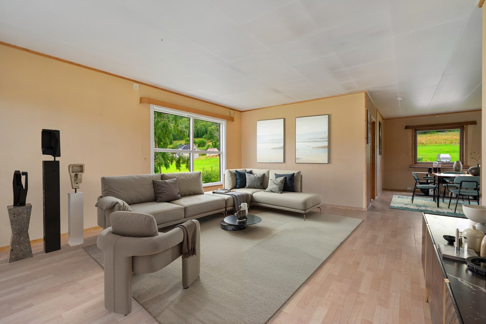 Her er det god plass til både sofagruppe og spisestue (digital møblering) Galleribilde