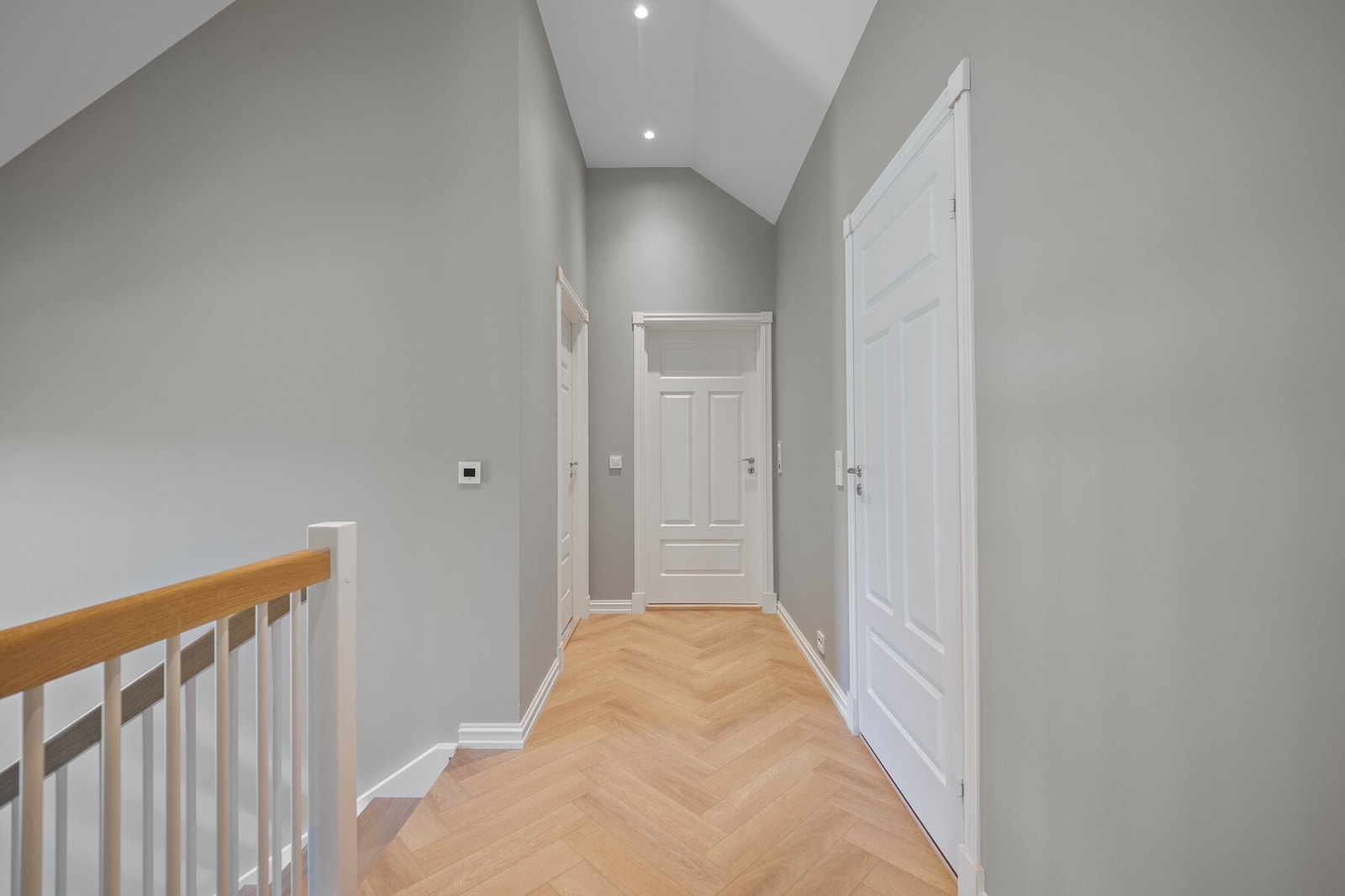 Det er flott takhøyde i boligens 2. etasje. Galleribilde