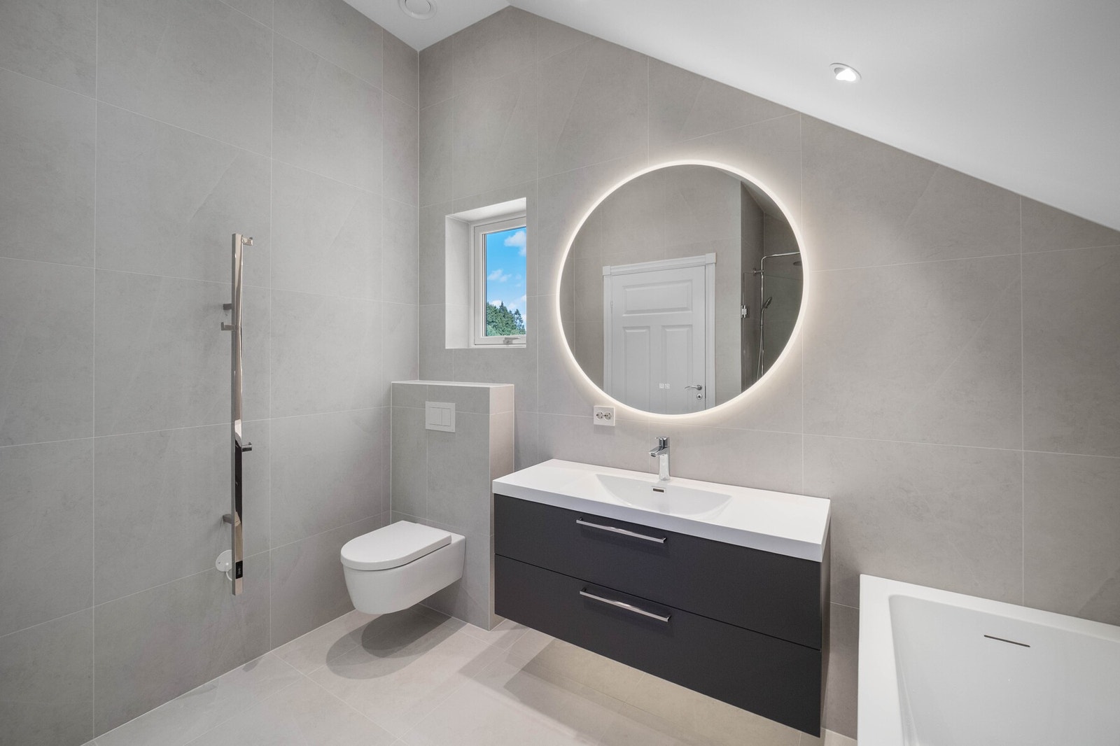 Badet i 2. etasje er helfliset og lekkert, og det er varme i gulvet og downlights i himlingen. Galleribilde