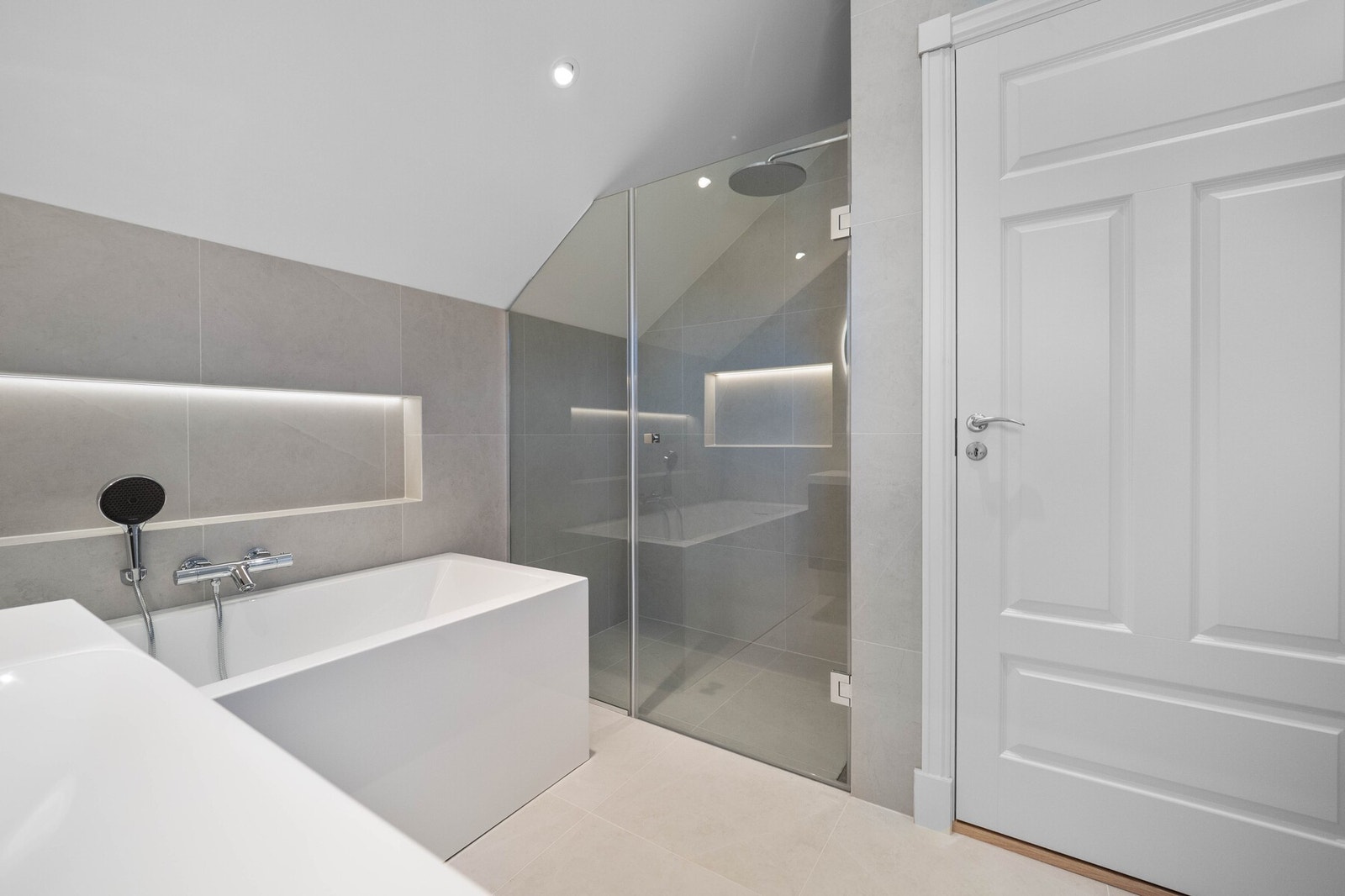 Badet i 2. etasje har både badekar og regnfallsdusj. Galleribilde