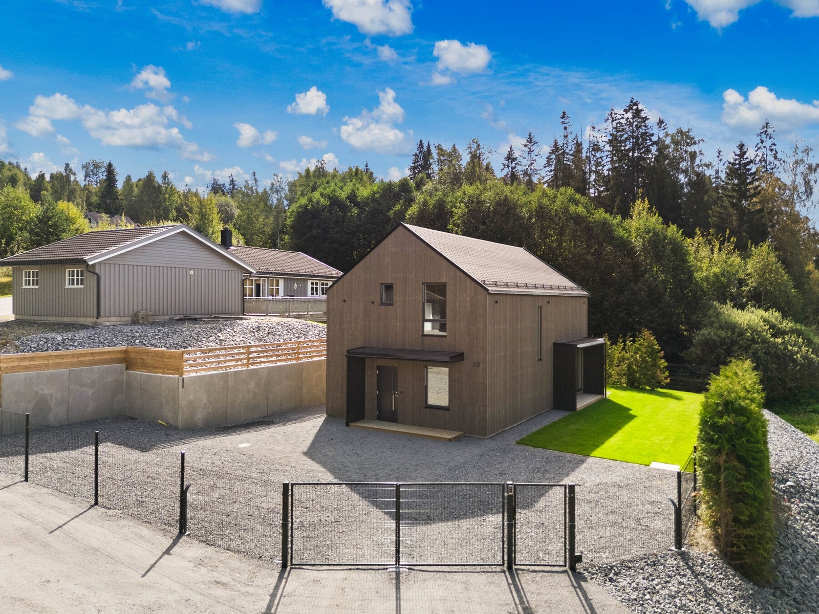 Det er elektrisk port inn til den store gårdsplassen. Galleribilde