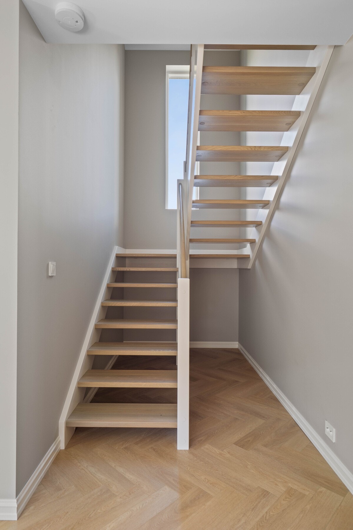 Under trappen er det plass til å etablere en smart oppbevaringsløsning. Galleribilde