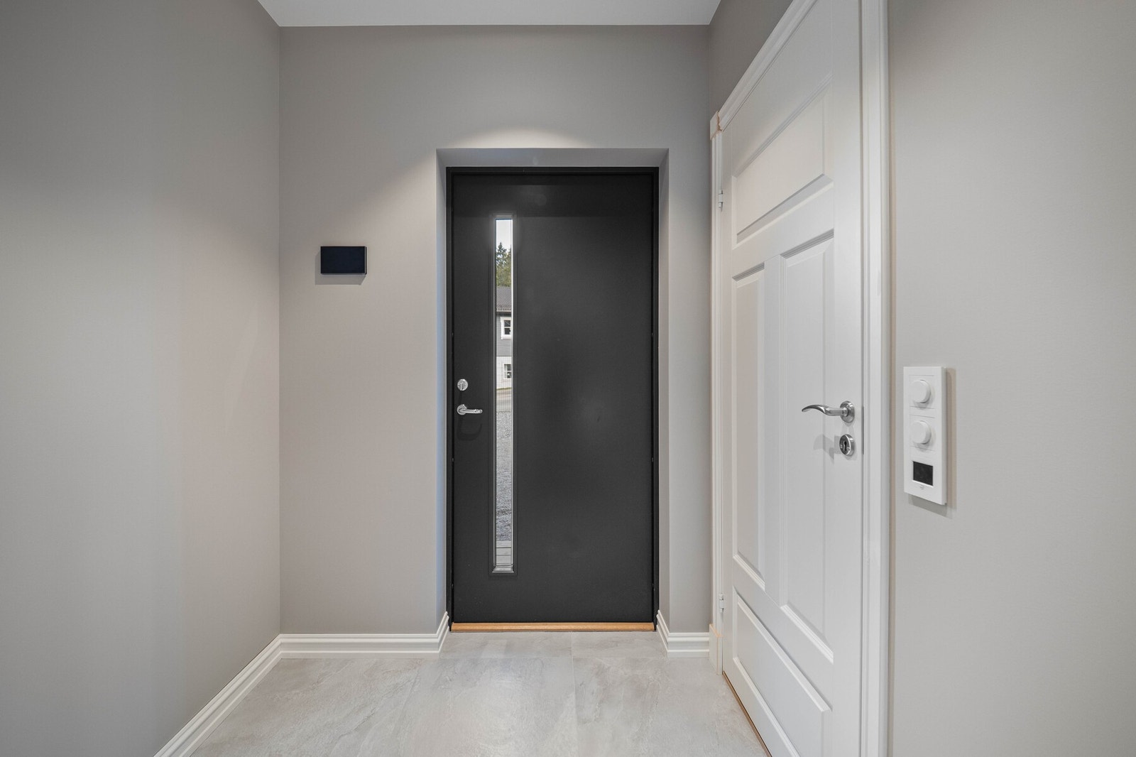 Eneboligen har en pen entré med en tilliggende innebod. Galleribilde