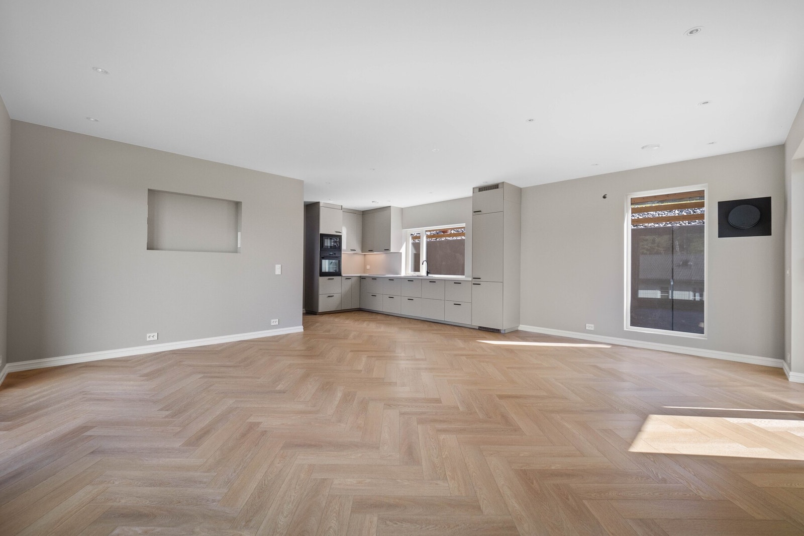 Det er lagt lekker parkett i fiskebeinsmønster i alle oppholdsrom. Galleribilde