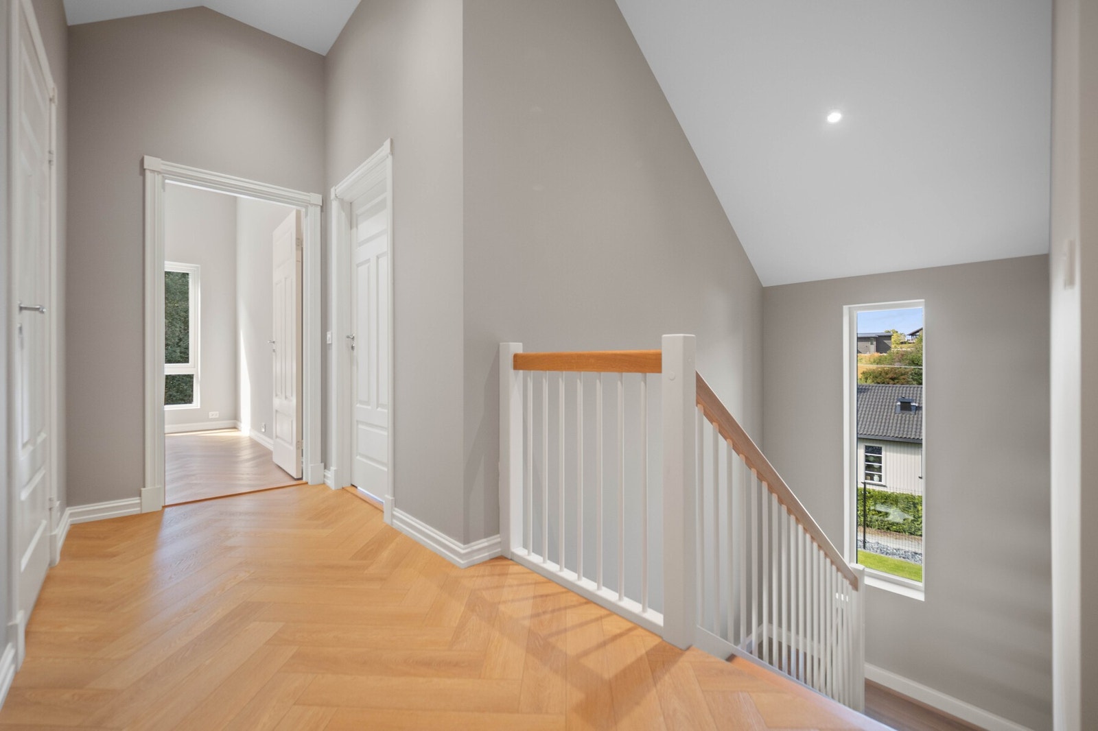 Et stort vindu i trappegangen gir fint, naturlig lysinnslipp. Galleribilde