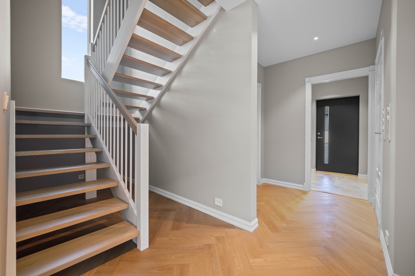 Mellom etasjene er det en pen trapp med trinn i tre. Galleribilde