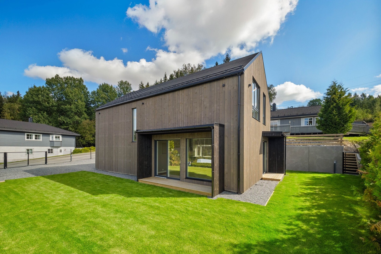 Fra allrommet som utgjør stue og kjøkken er det utgang til platting og hage Galleribilde