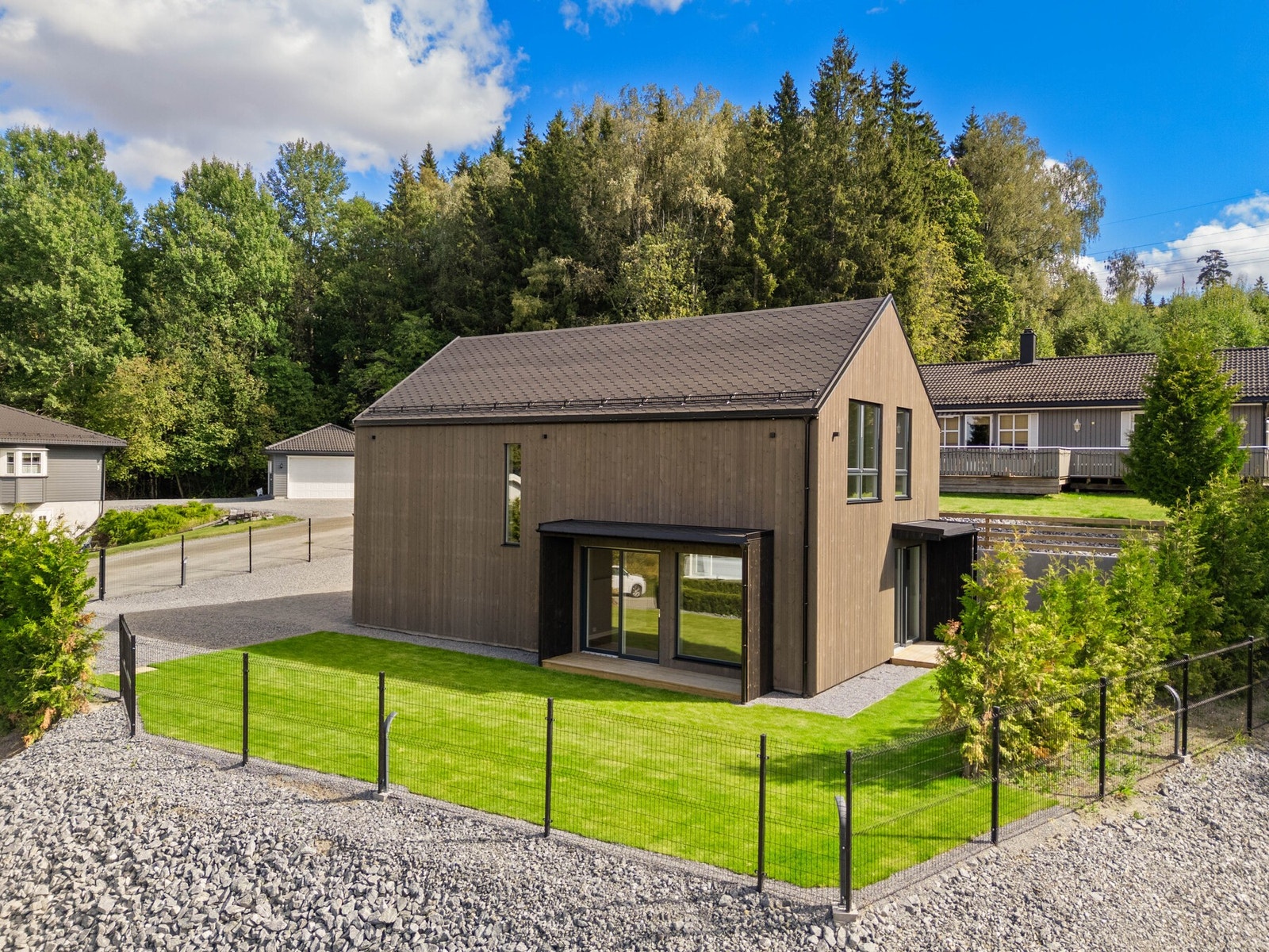 Eneboligen er oppført på stedet, og er ikke et ferdighus. Galleribilde