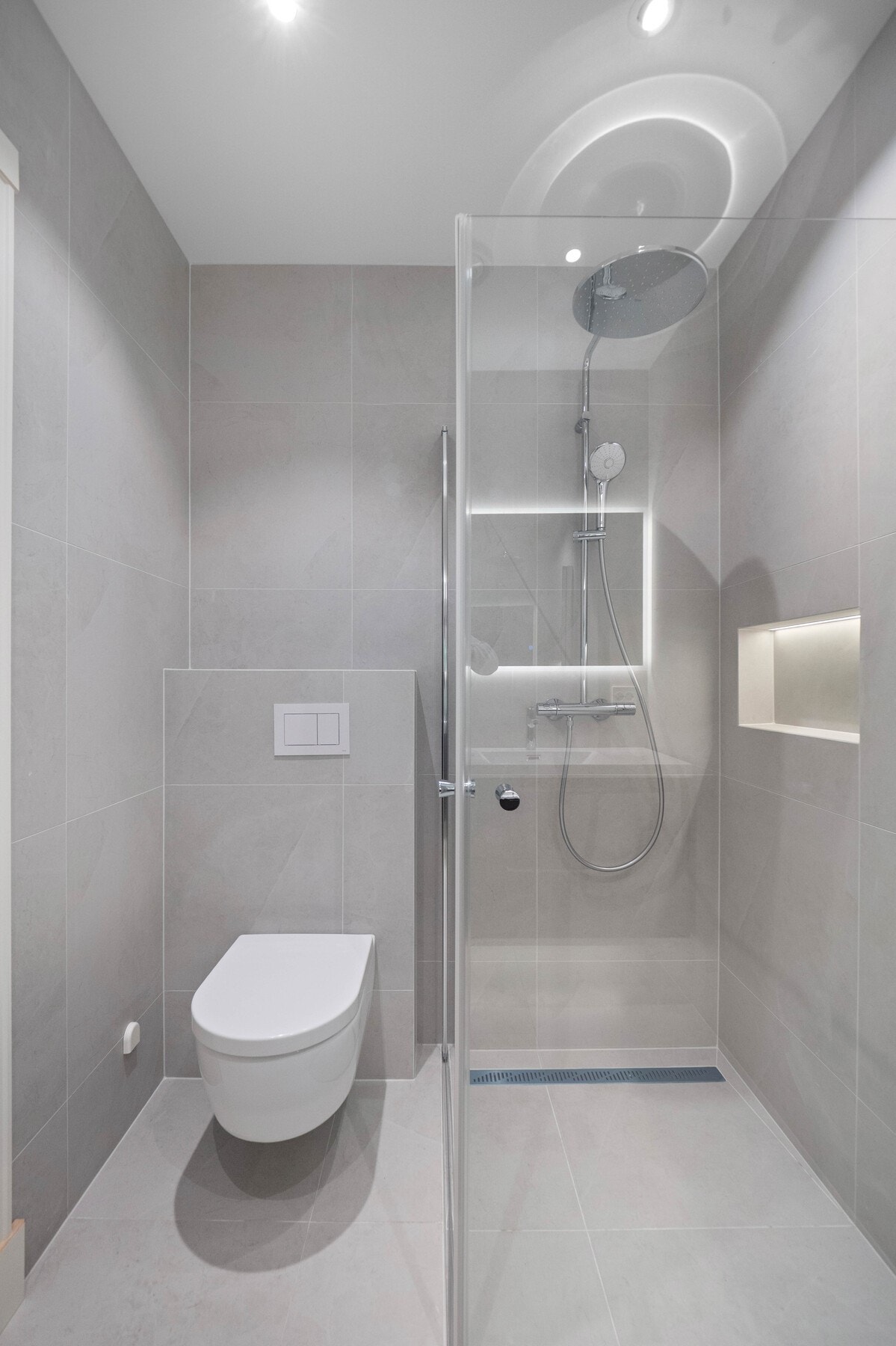 Boligen har to lekre bad, og på badet i 1. etasje er det dusjhjørne med regnfallsdusj og innfellbare glassdører. Galleribilde