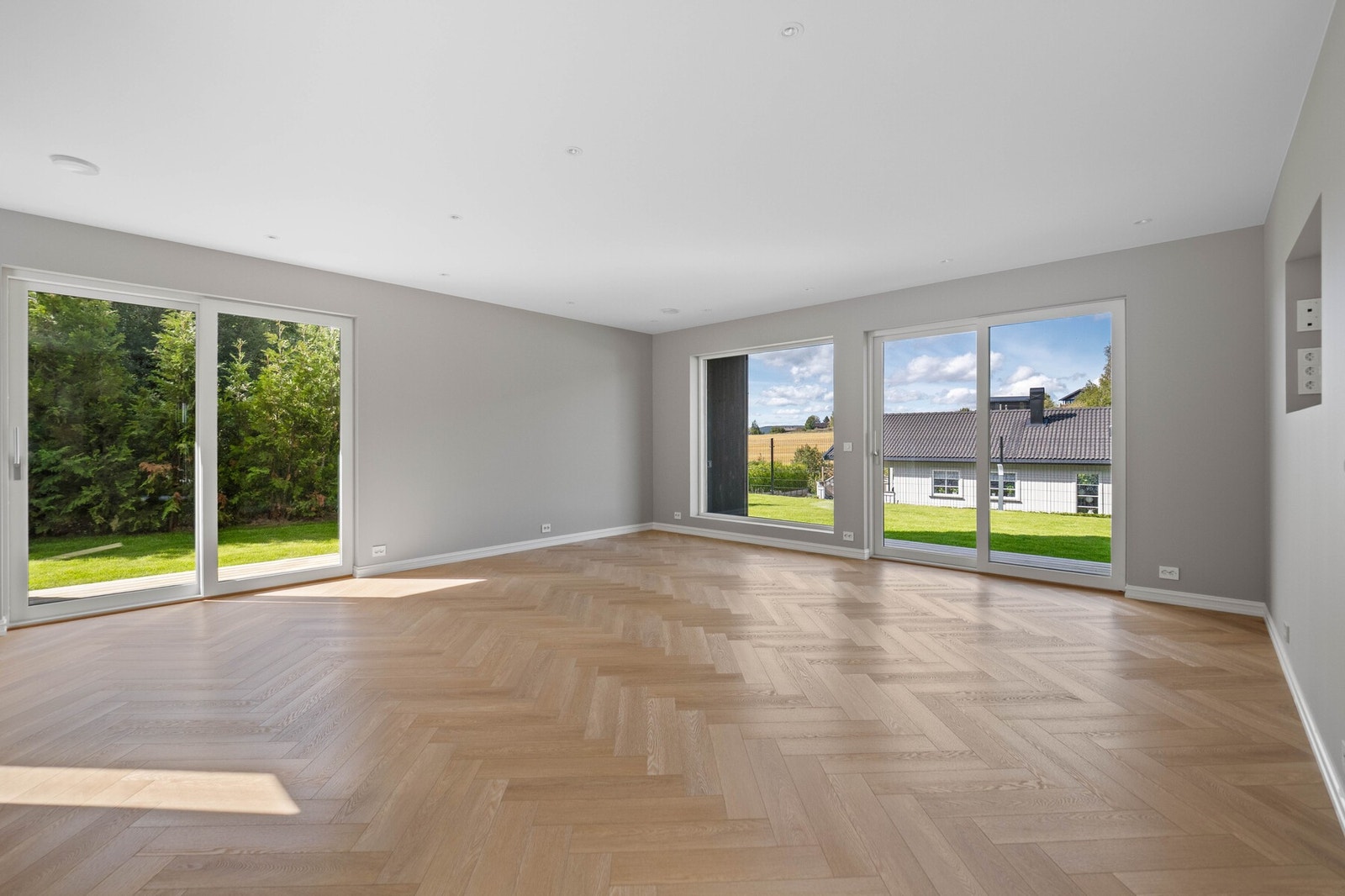 Dagslyset strømmer inn via store vindusflater i tre himmelretninger i allrommet. Galleribilde