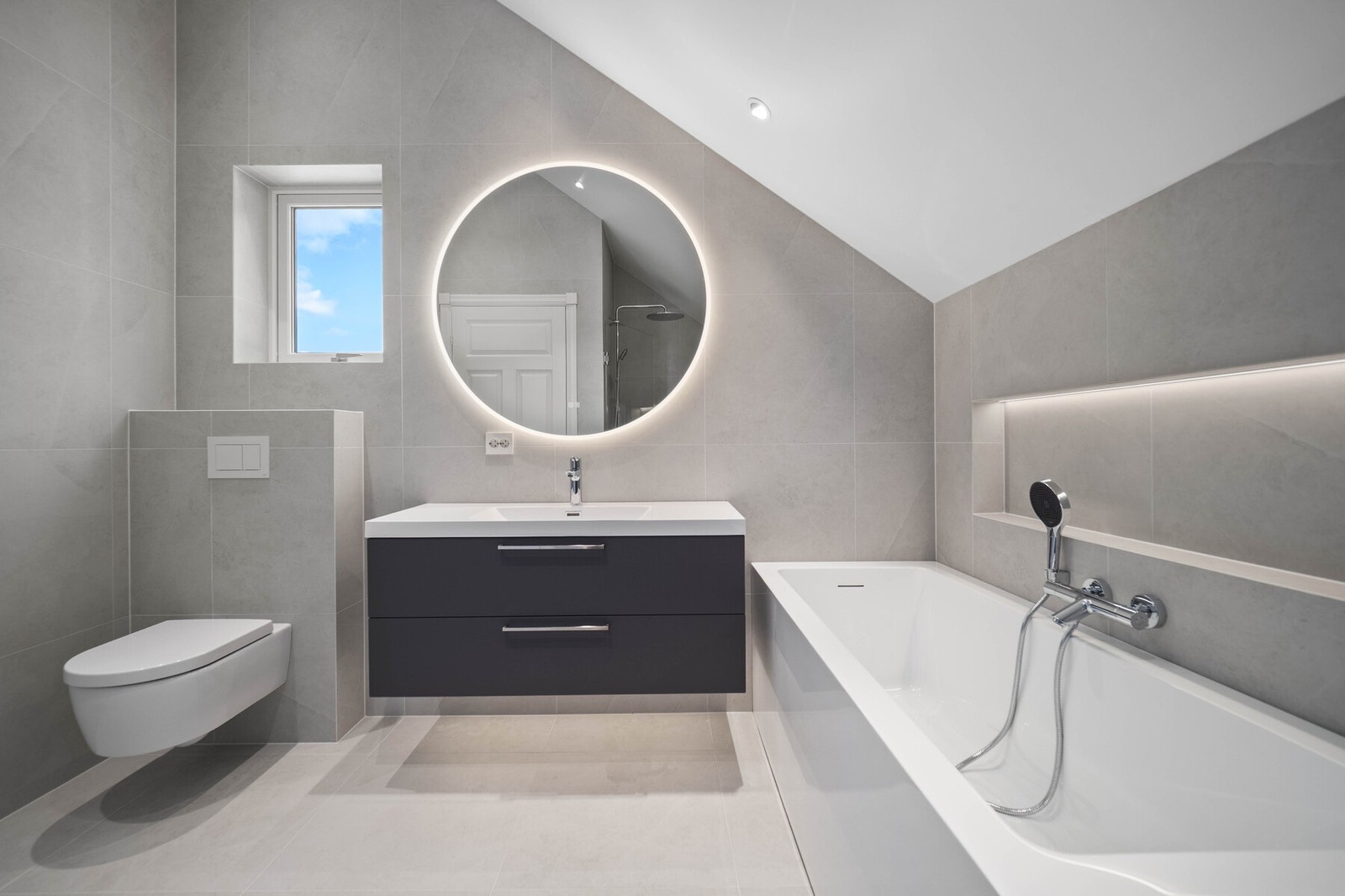 På badet i 2. etasje er det et moderne badekar, og over er det en smart, plassbygd nisje i veggen. Galleribilde