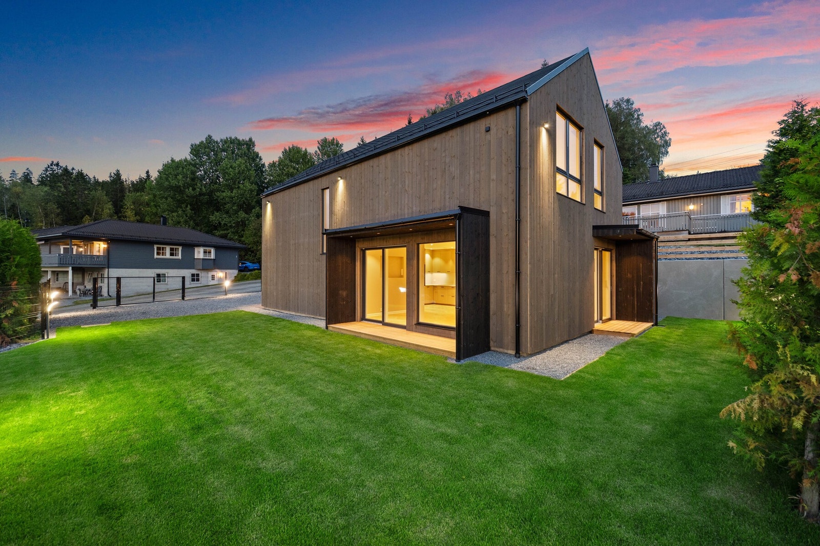 Det er montert moderne og stemningsfull utebelysning rundt hele huset. Galleribilde