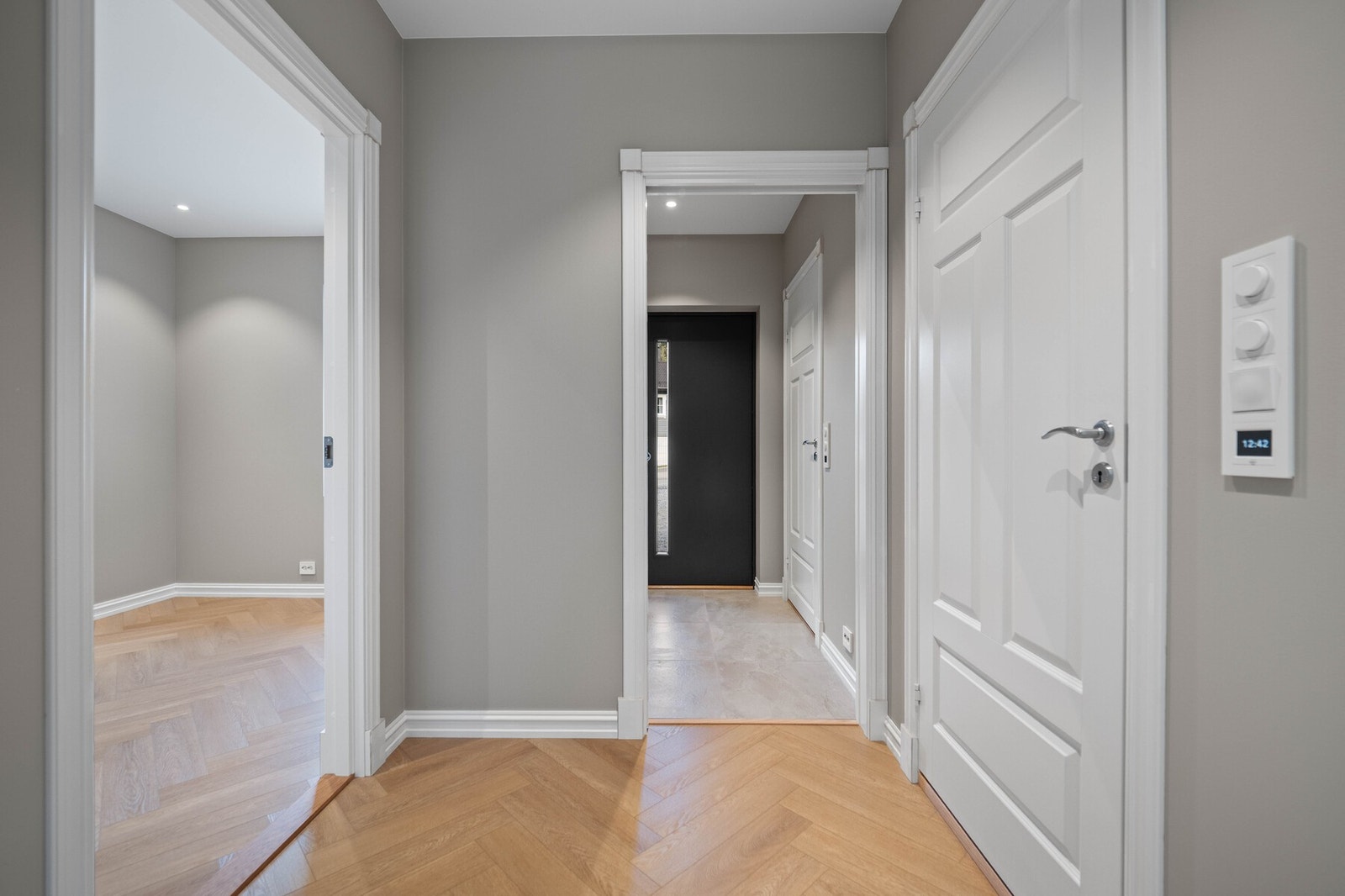 Ett av boligens fire soverom ligger i 1. etasje. Galleribilde