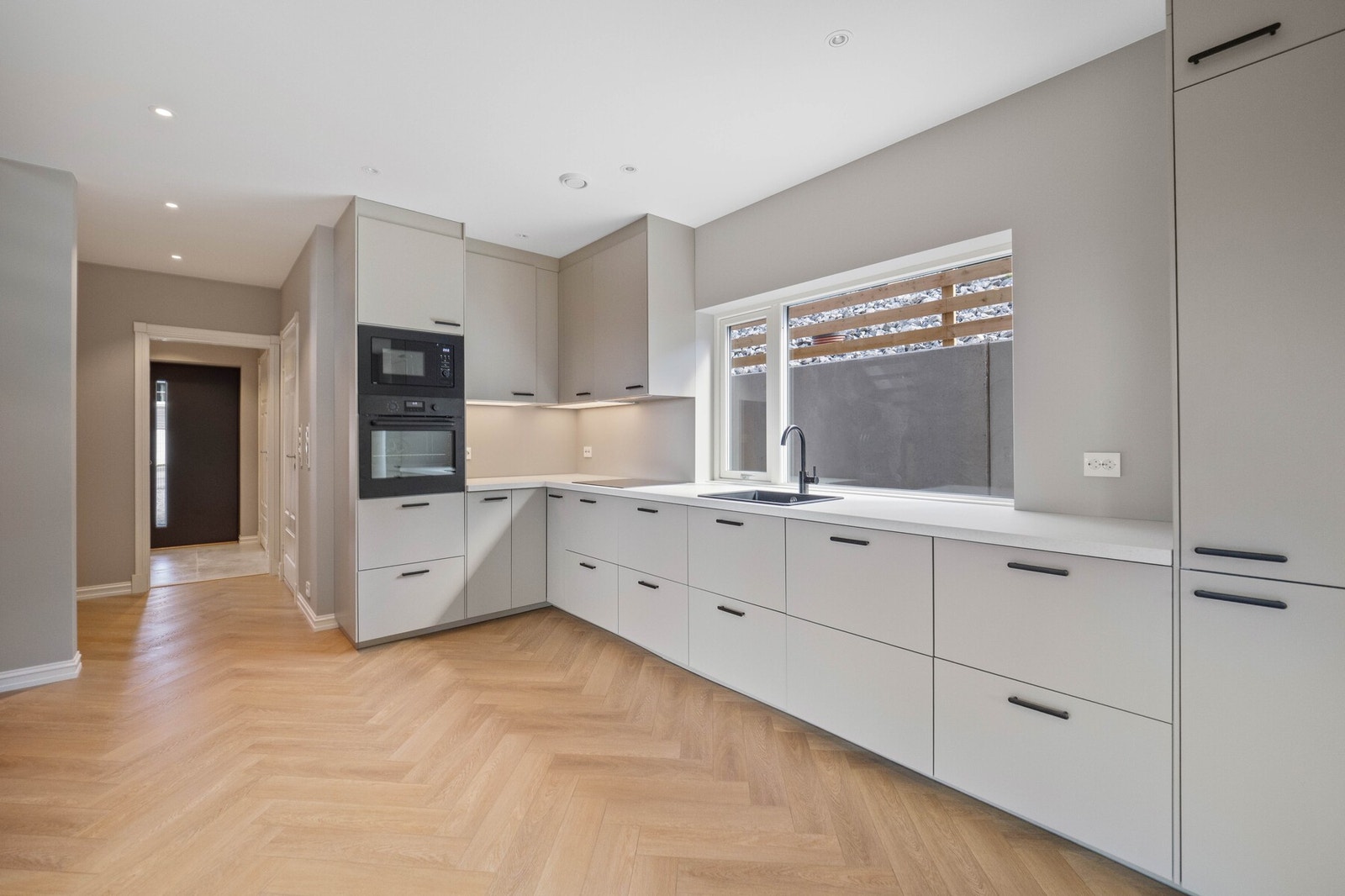 Kjøkkenet har et smakfullt design med rene linjer, gode benkeflater og rikelig med oppbevaringsplass. Galleribilde