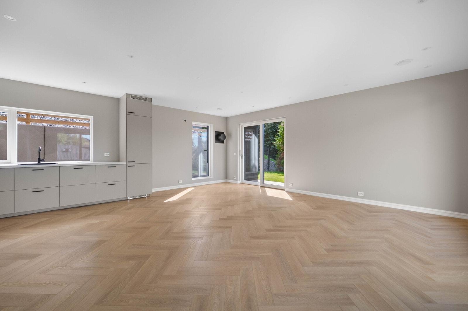 Det store allrommet byr på utmerket plass til sofagruppe, godstoler og tv-/mediastasjon. Galleribilde