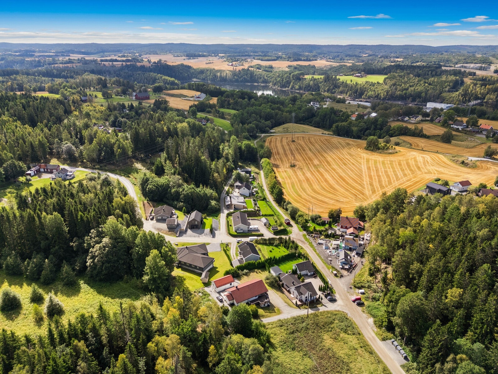Eiendommen ligger nær Glomma og Kykkelsrud kraftanlegg - ett av Norges eldste vannkraftverk. Galleribilde