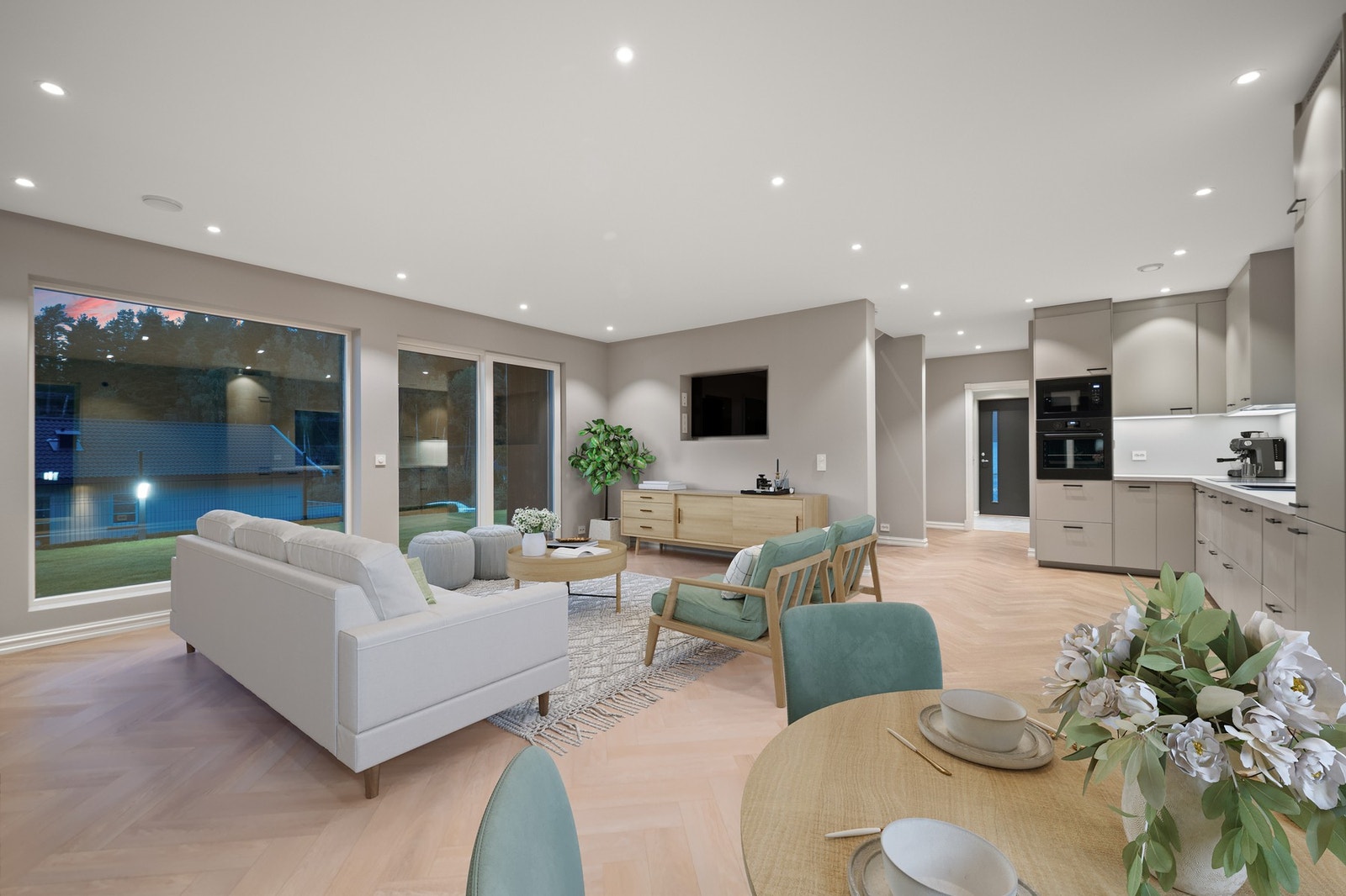 Inne fremstår boligen med tidsmessige farge- og materialvalg, gulvvarme og balansert ventilasjon. Galleribilde