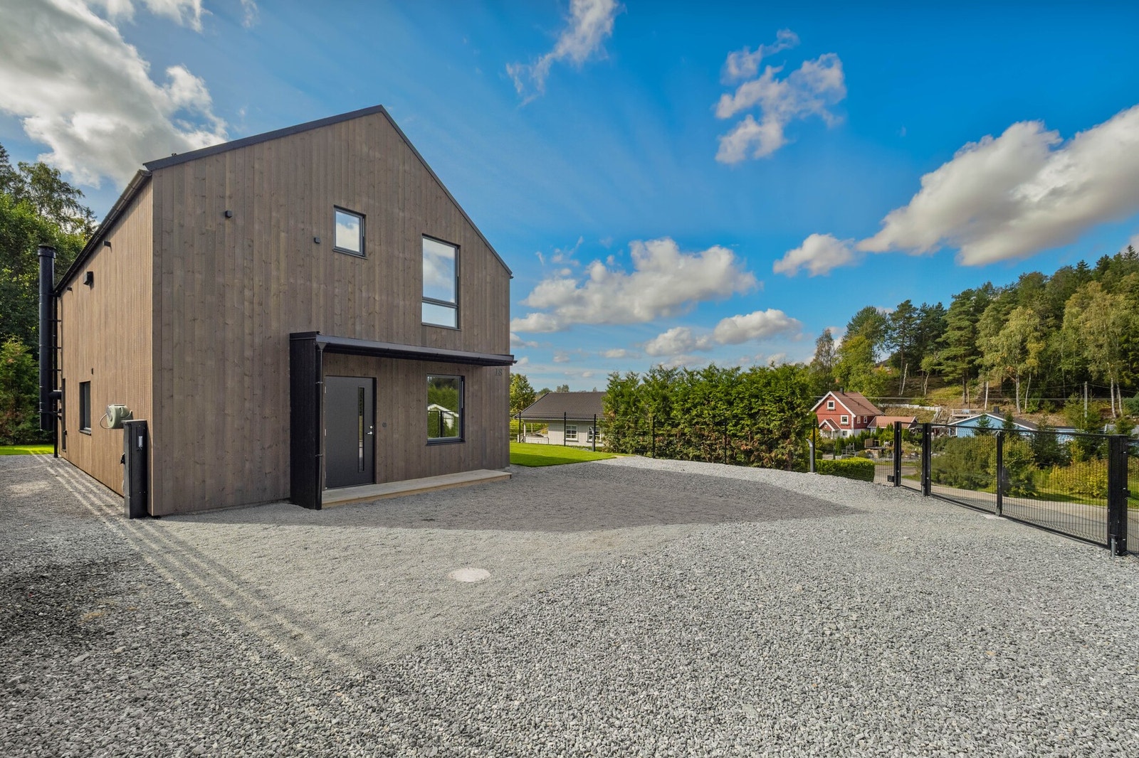 Det er god plass til flere kjøretøy på den store, gruslagte gårdsplassen. Galleribilde