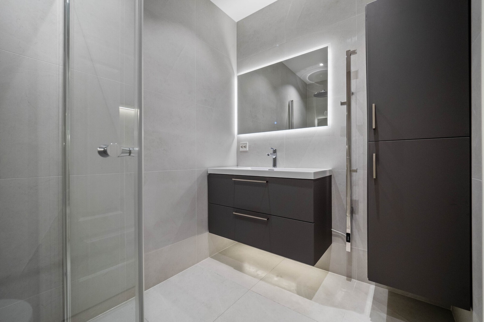 På badet i 1. etasje er det god oppbevaringsplass i den moderne innredningen. Galleribilde