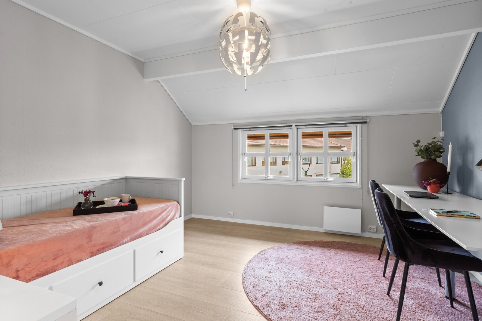 Soverom nr. 2 er romslig og gir plass til både seng, skrivepult og garderobe. Galleribilde