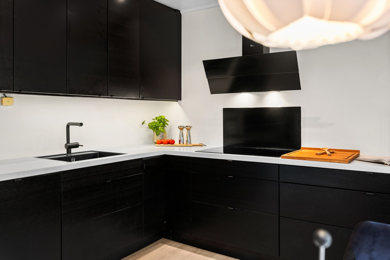 Epoq kjøkken med laminat benkeplate og integrerte hvitevarer. Galleribilde