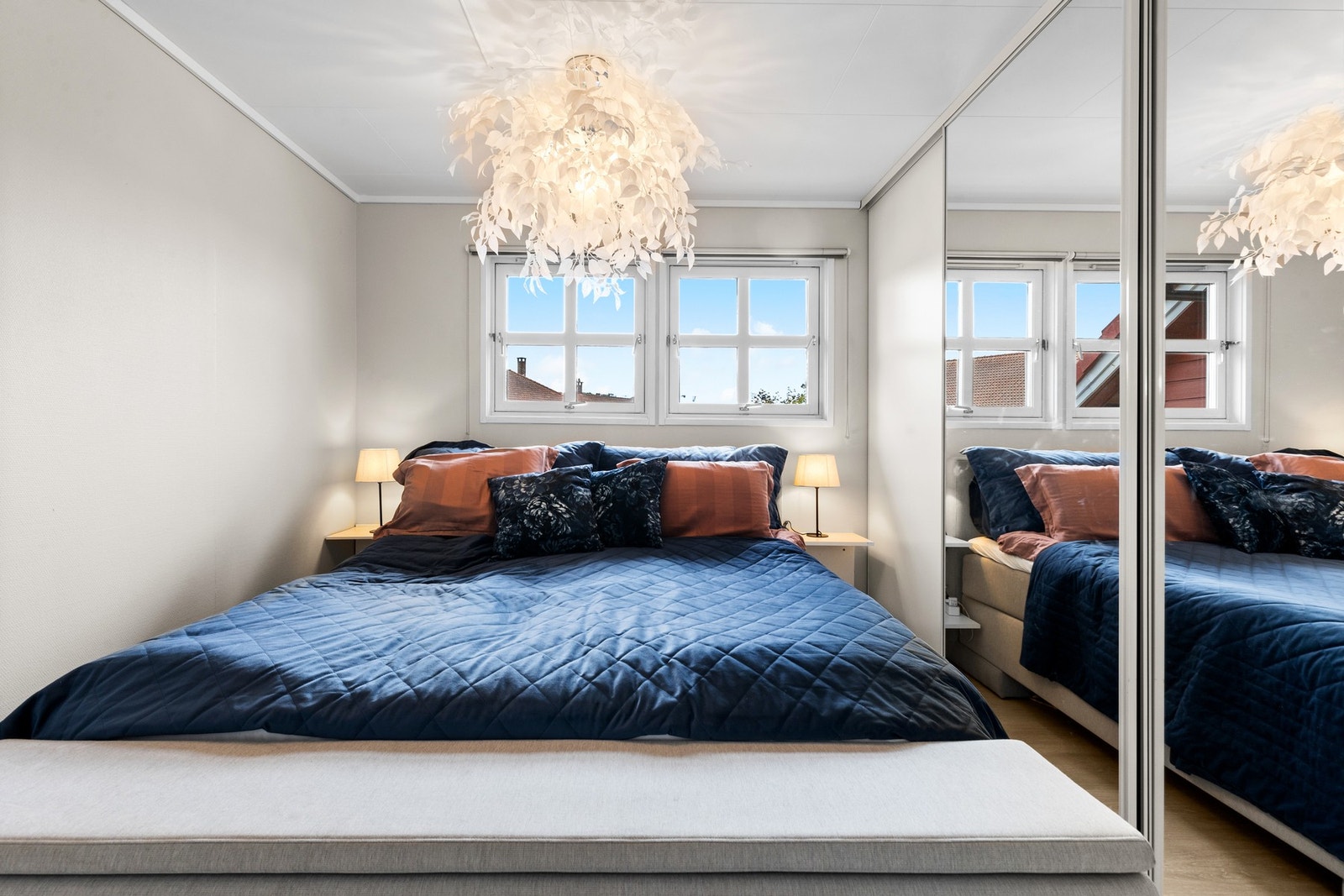 Soverommet er innredet med praktisk skyvedørsgarderobe. Galleribilde