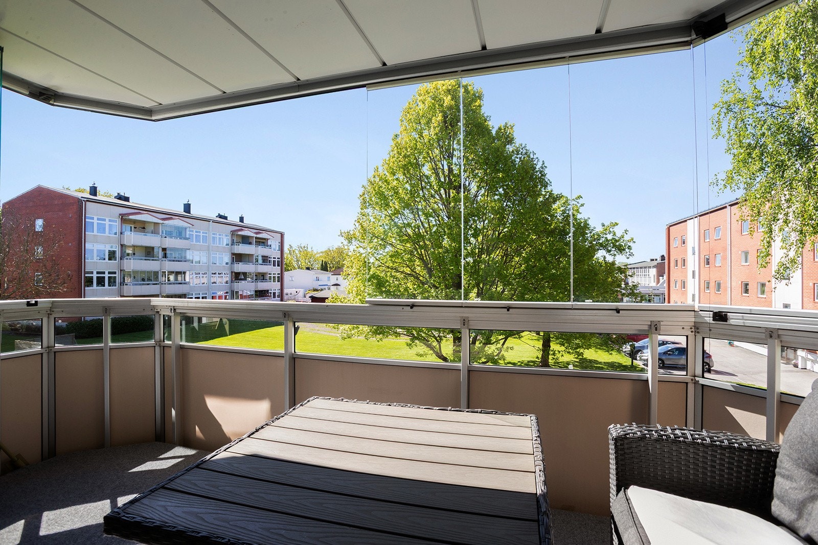 Fra balkongen har man utsikt mot flotte grøntarealer Galleribilde
