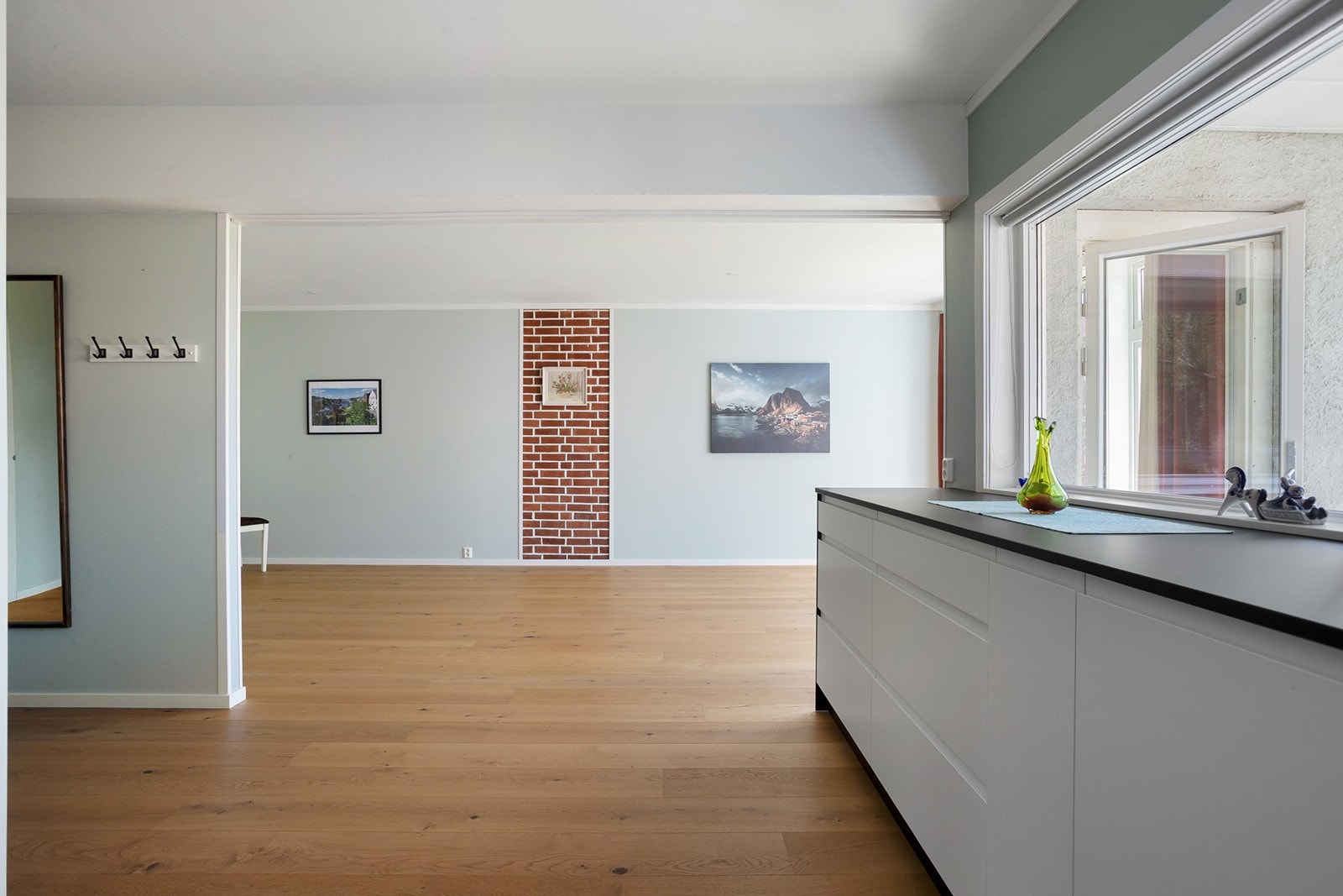 Den åpne løsningen gjør at stue/kjøkken oppleves luftig Galleribilde