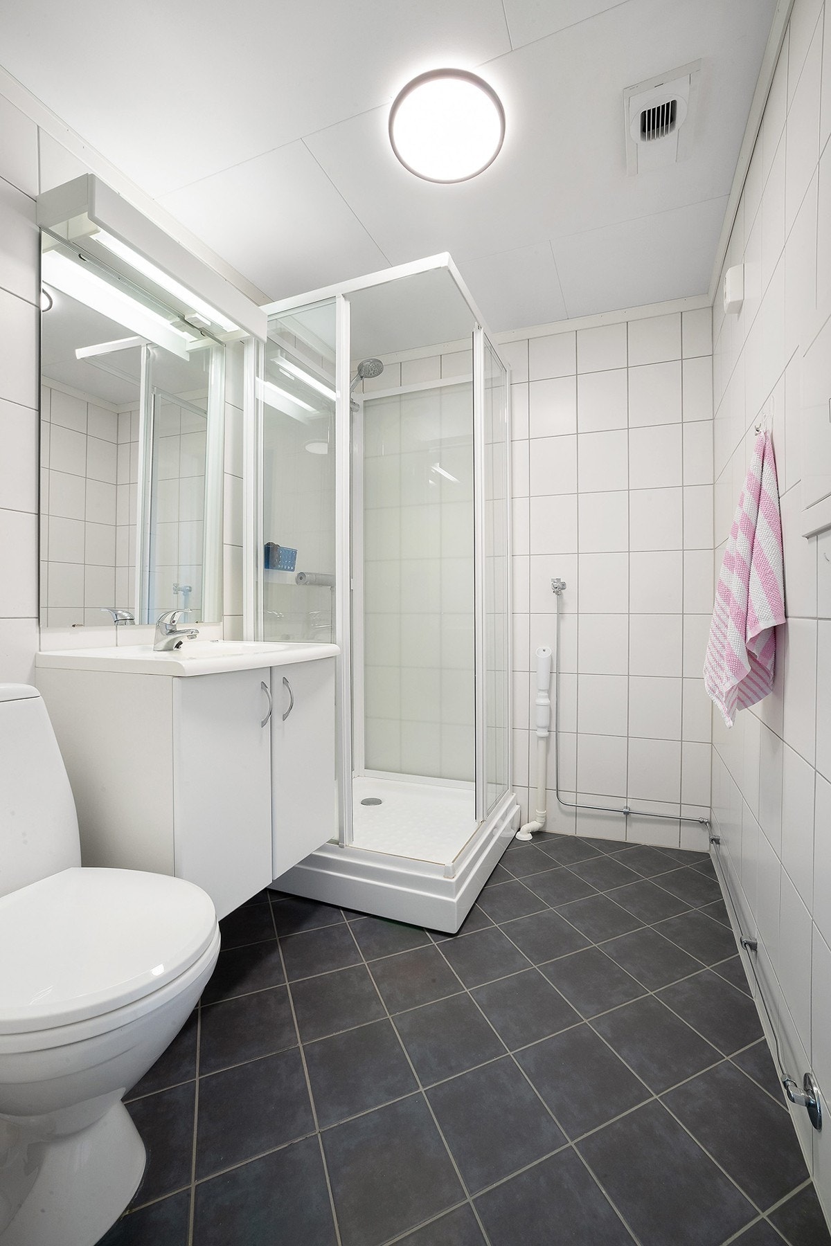 Pent flislagt bad Galleribilde