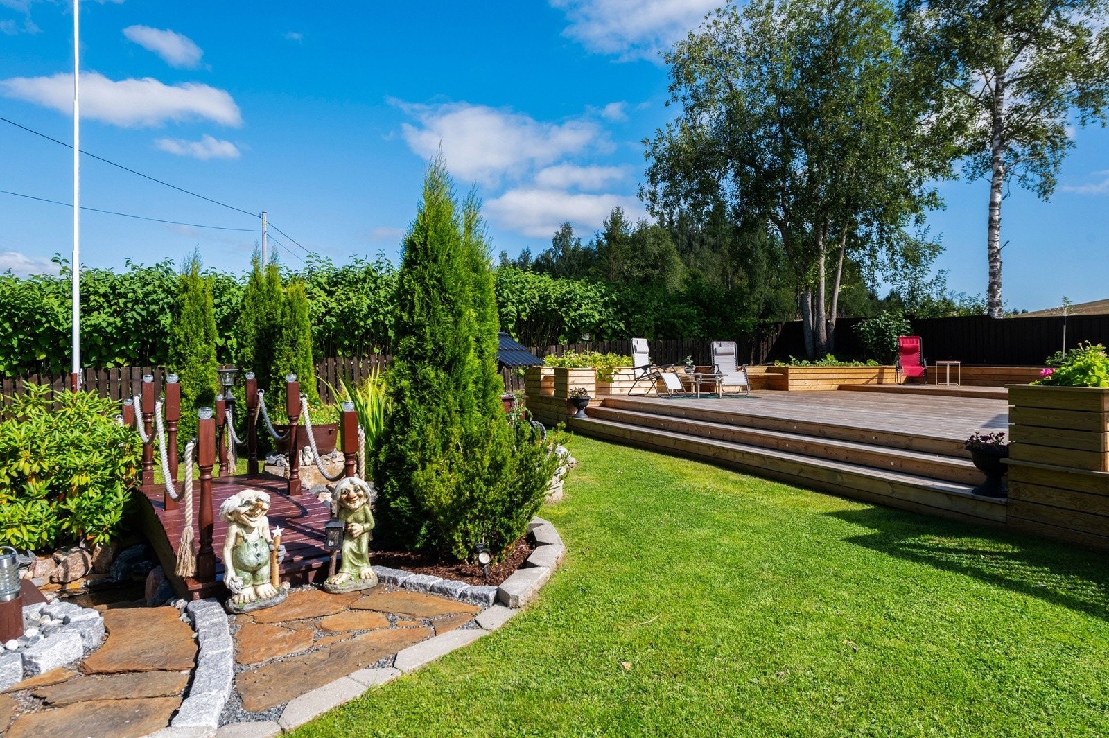 Eiendommen har flere flotte uteplasser og svært gode solforhold! Galleribilde