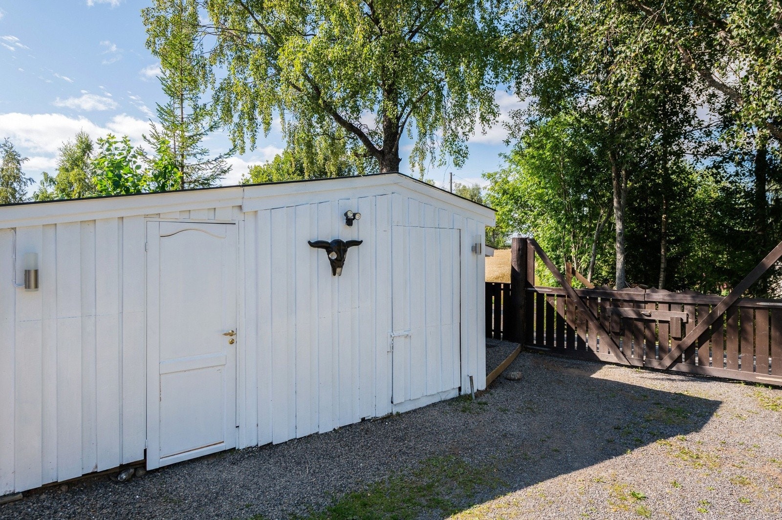 Eiendommen er også bebygd med en frittstående redskapsbod med gulvareal på ca. 29m² (ikke måleverdig areal grunnet lav takhøyde). Galleribilde