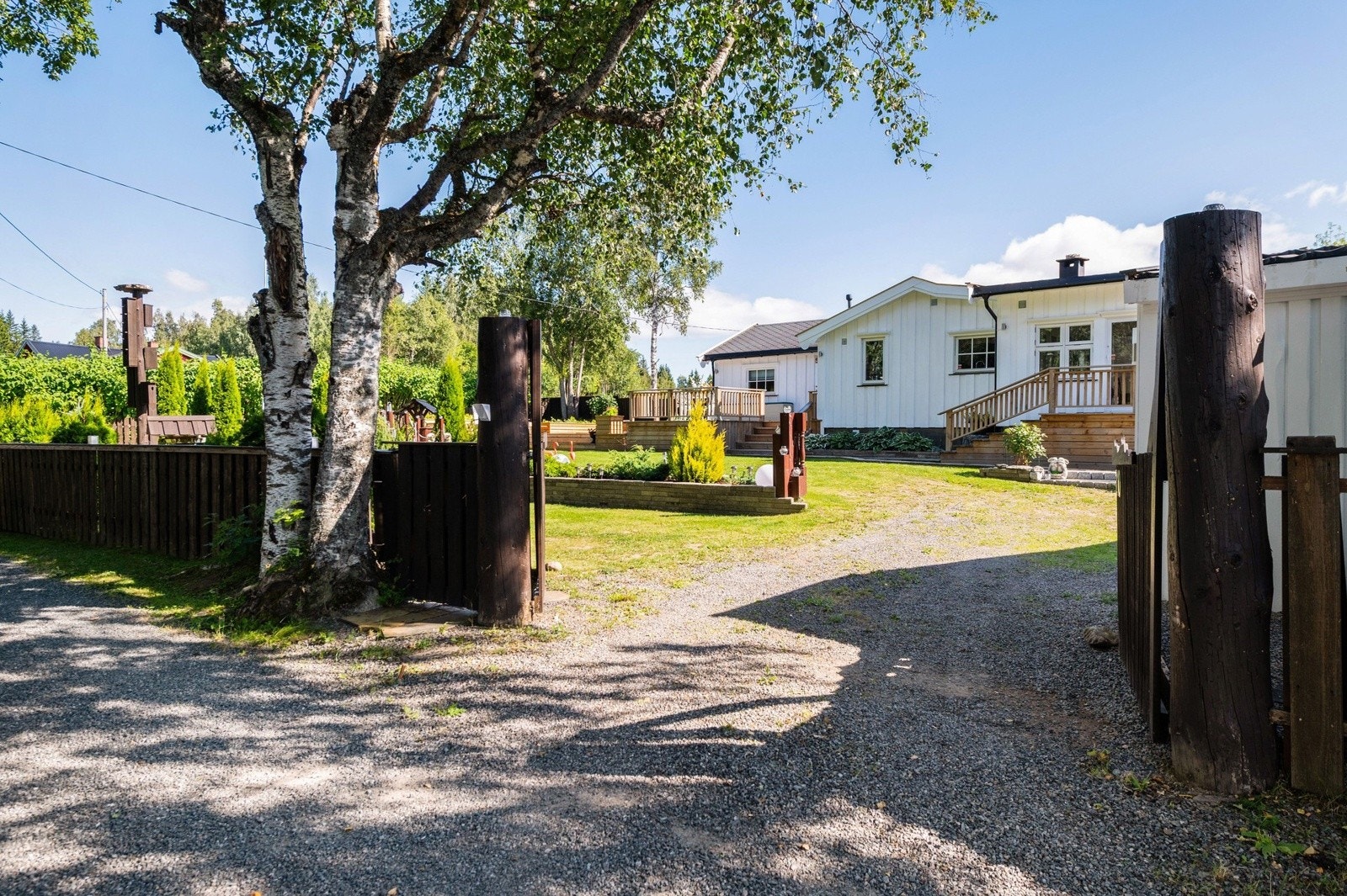 Fritidseiendommen "Ringstadstua" er bebygd med en hytte fra 1950 som ble tilbygget i 2004 og 2023, samt en frittstående redskapsbod med gulvareal på ca. 29m² (ikke måleverdig). Galleribilde