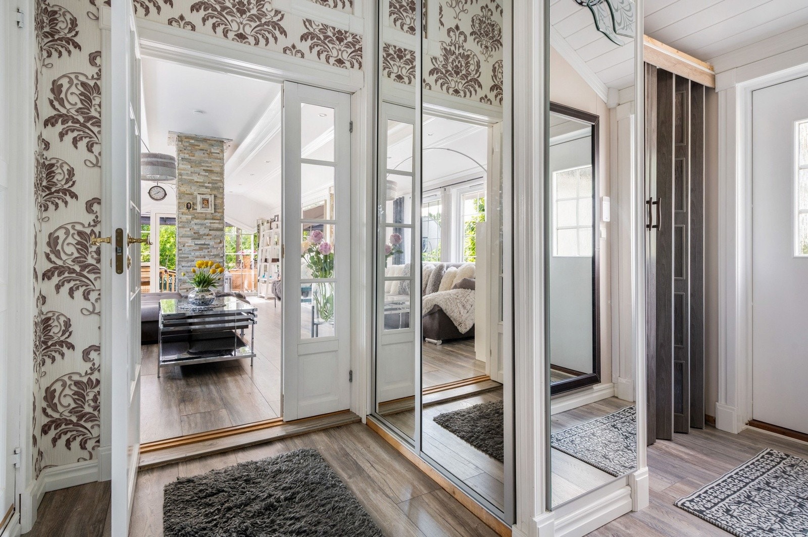 Det er også god oppbevaringsplass i stor plassbygget skyvedørsgarderobe med speildører. Galleribilde