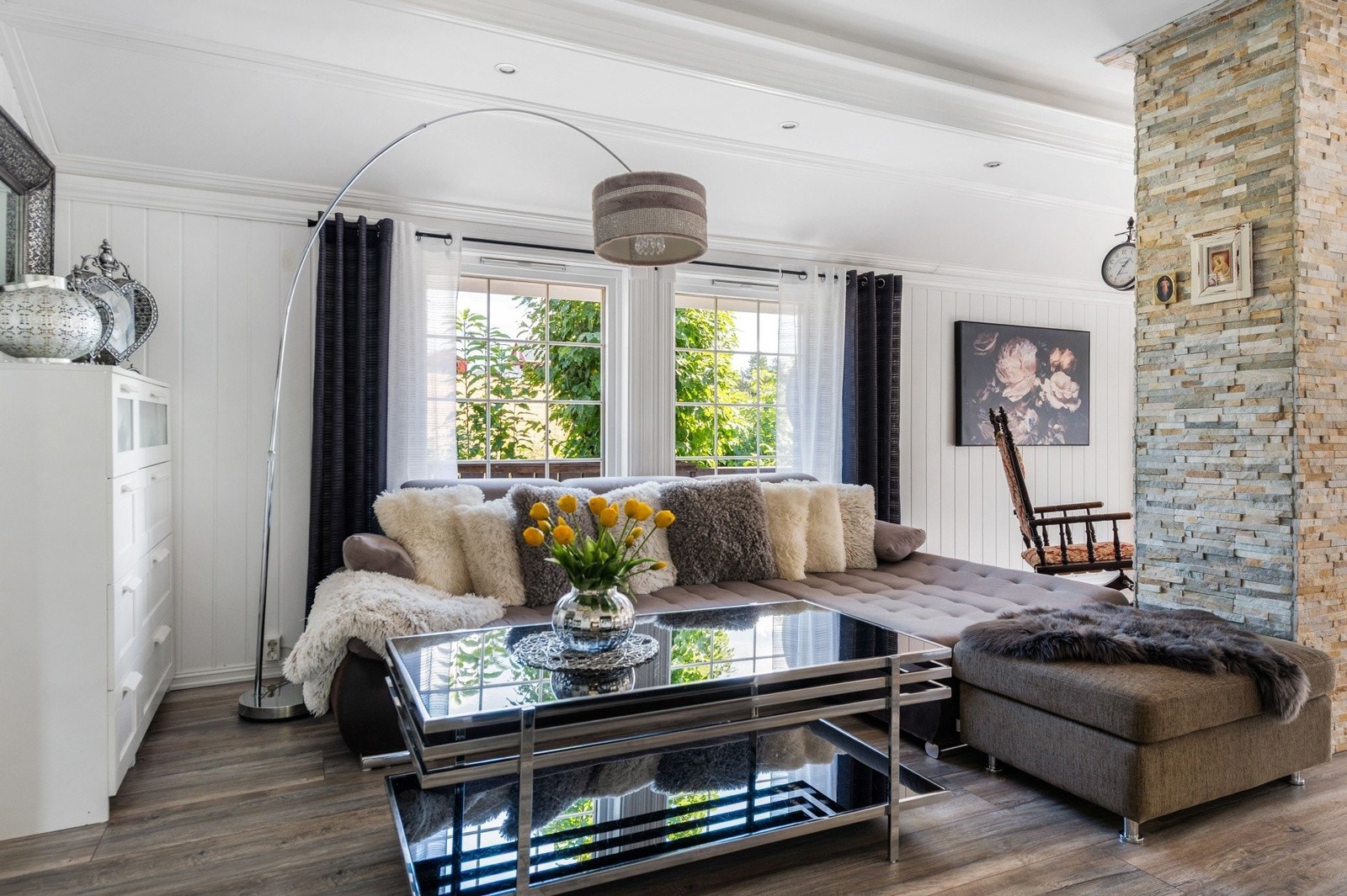 Hytta har en praktisk planløsning på én flate med 2 store stuer, 2 soverom, baderom og 2 boder. Galleribilde