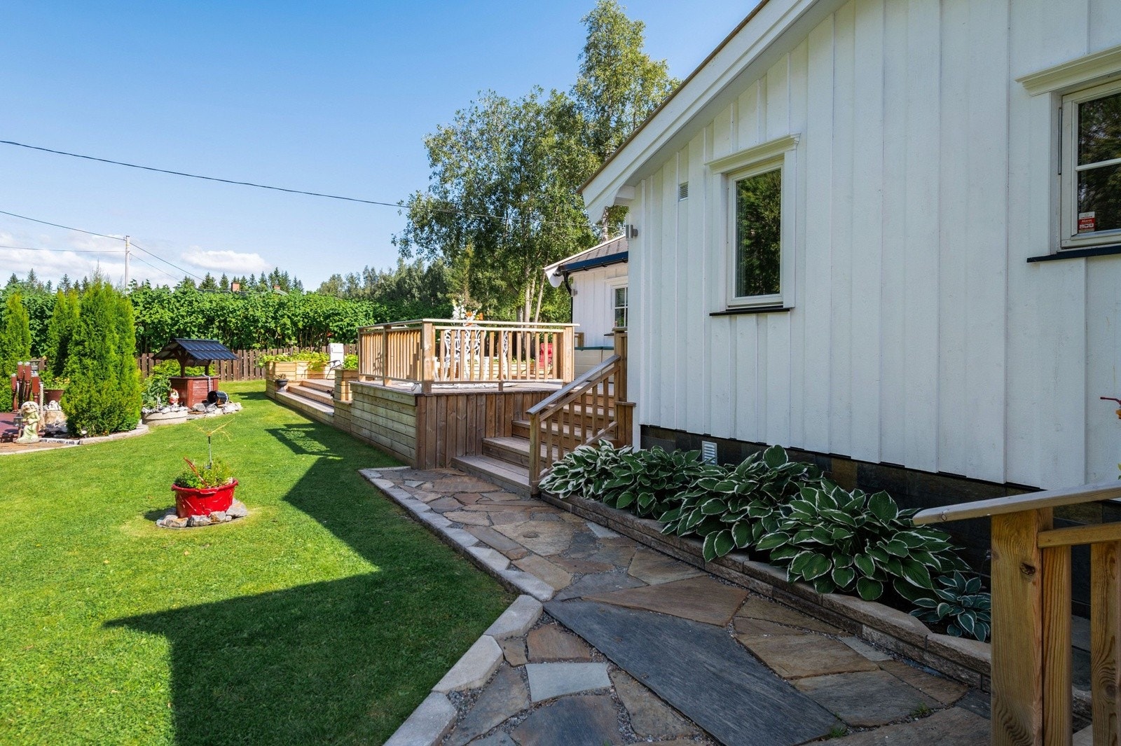 Hytta har en idyllisk beliggenhet på Heksumhøgda i Vestre Toten, omgitt av vakker natur og stille, landlige omgivelser. Galleribilde