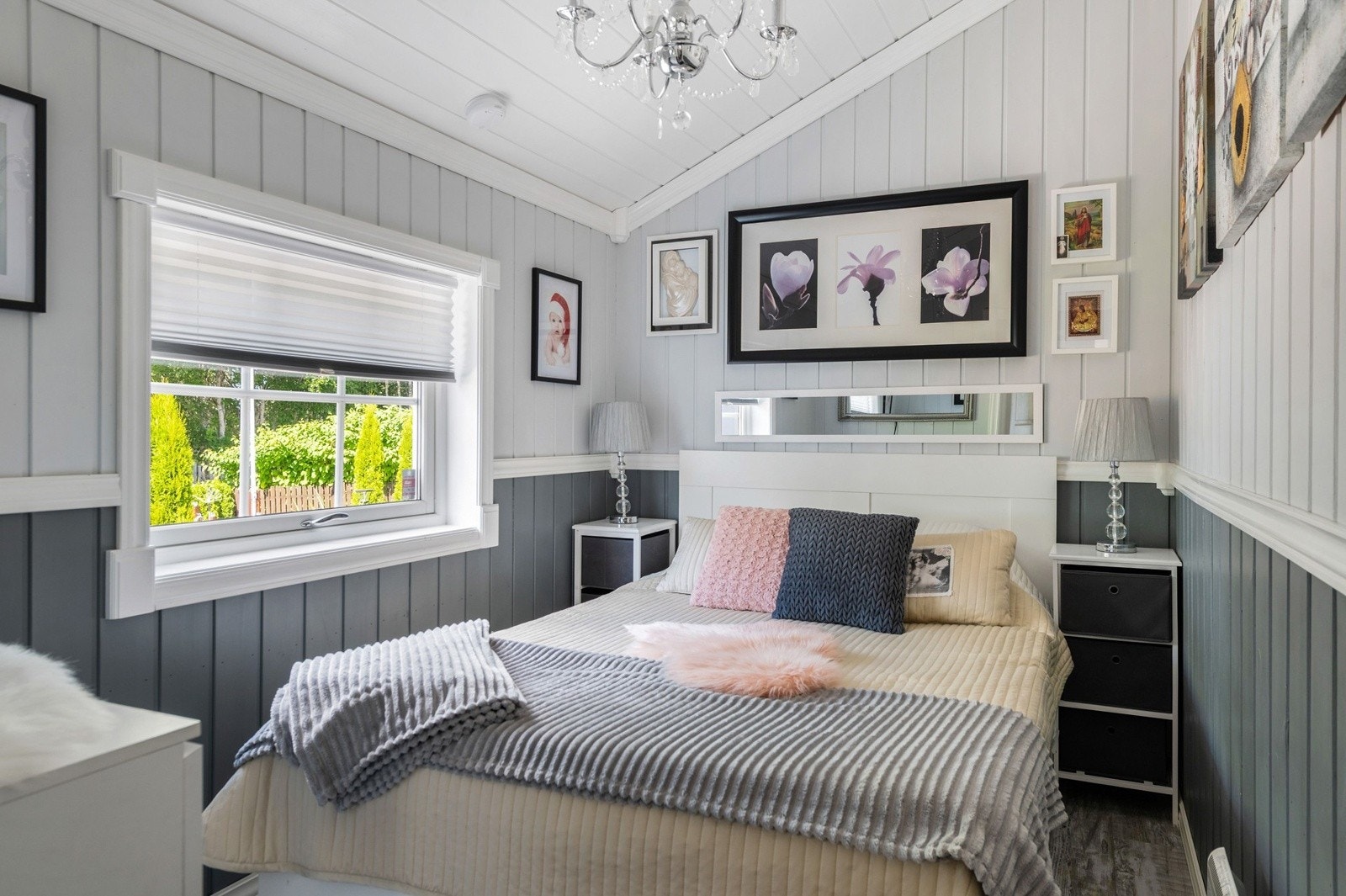 Sjarmerende hovedsoverom med plass til dobbeltseng med tilhørende nattbord, samt kommode. Galleribilde