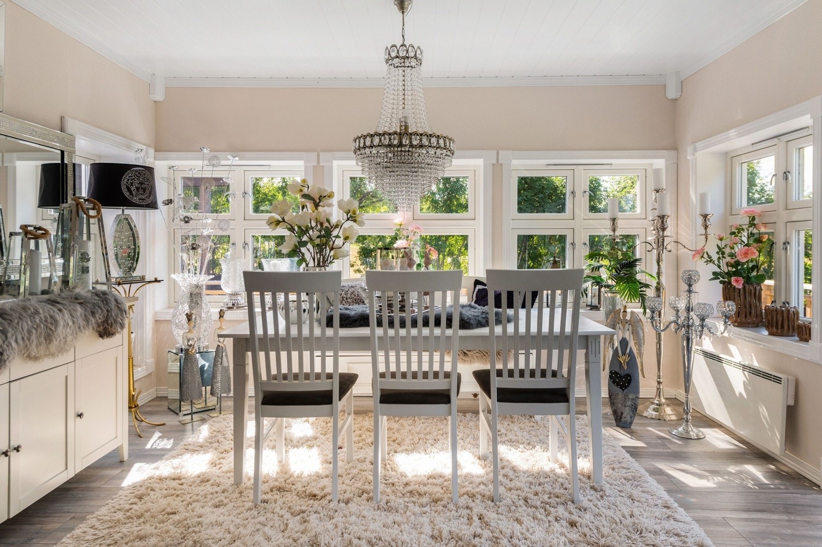 Lys og nydelig spisestue med flere flotte vindusflater som fyller rommet med masse lys. Galleribilde