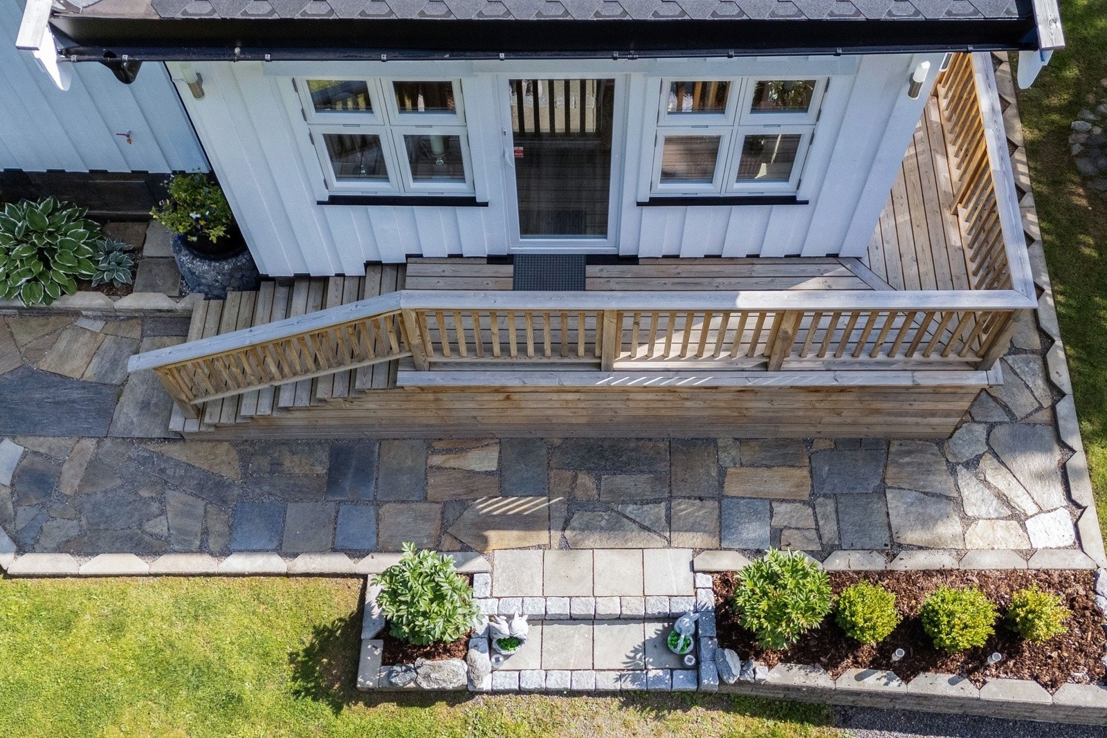 Fra spisestuen er det utgang til terrasse med trapp ned til hagen. Galleribilde